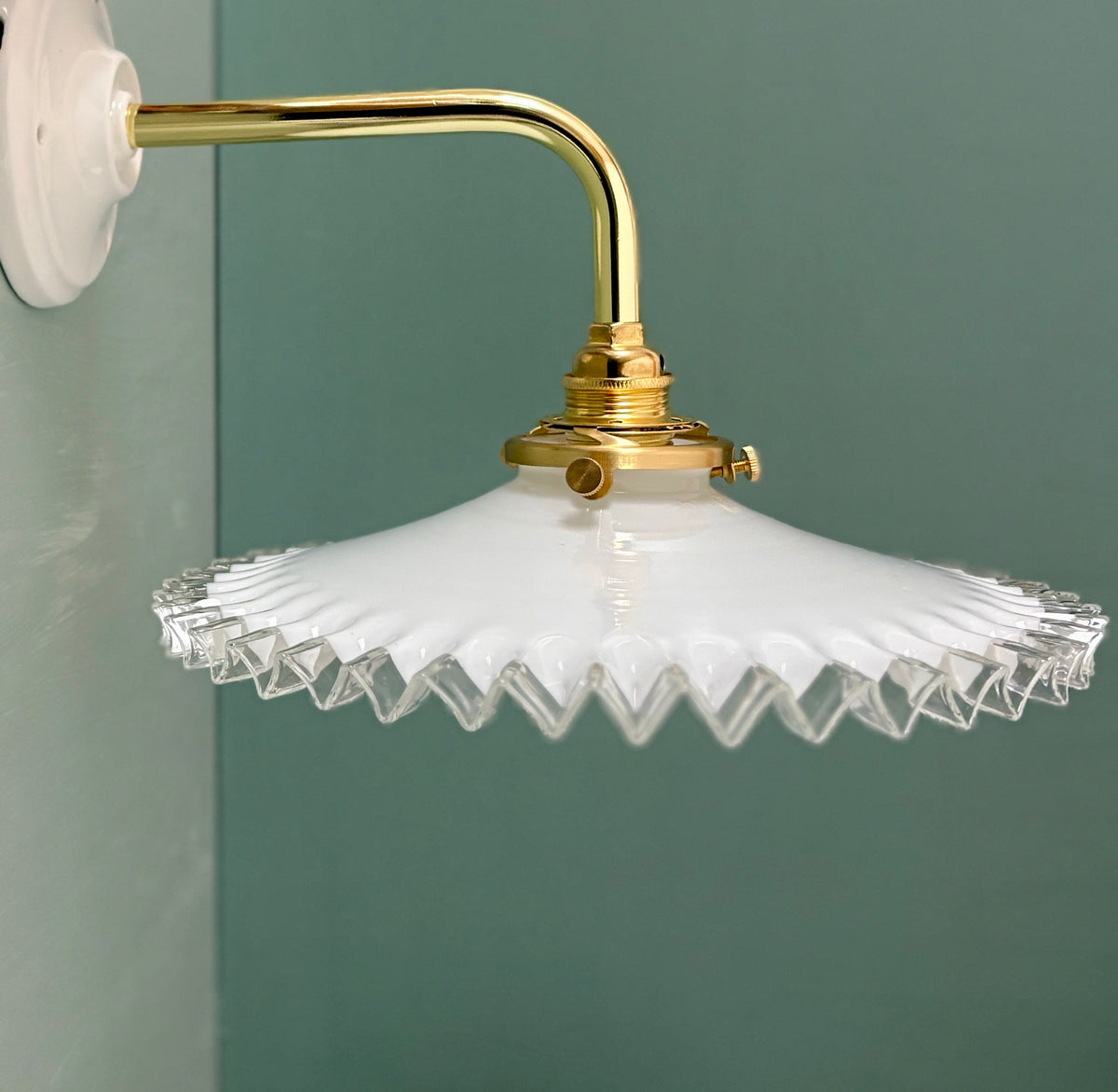 Applique coudée abat-jour vintage en opaline blanche dentelée