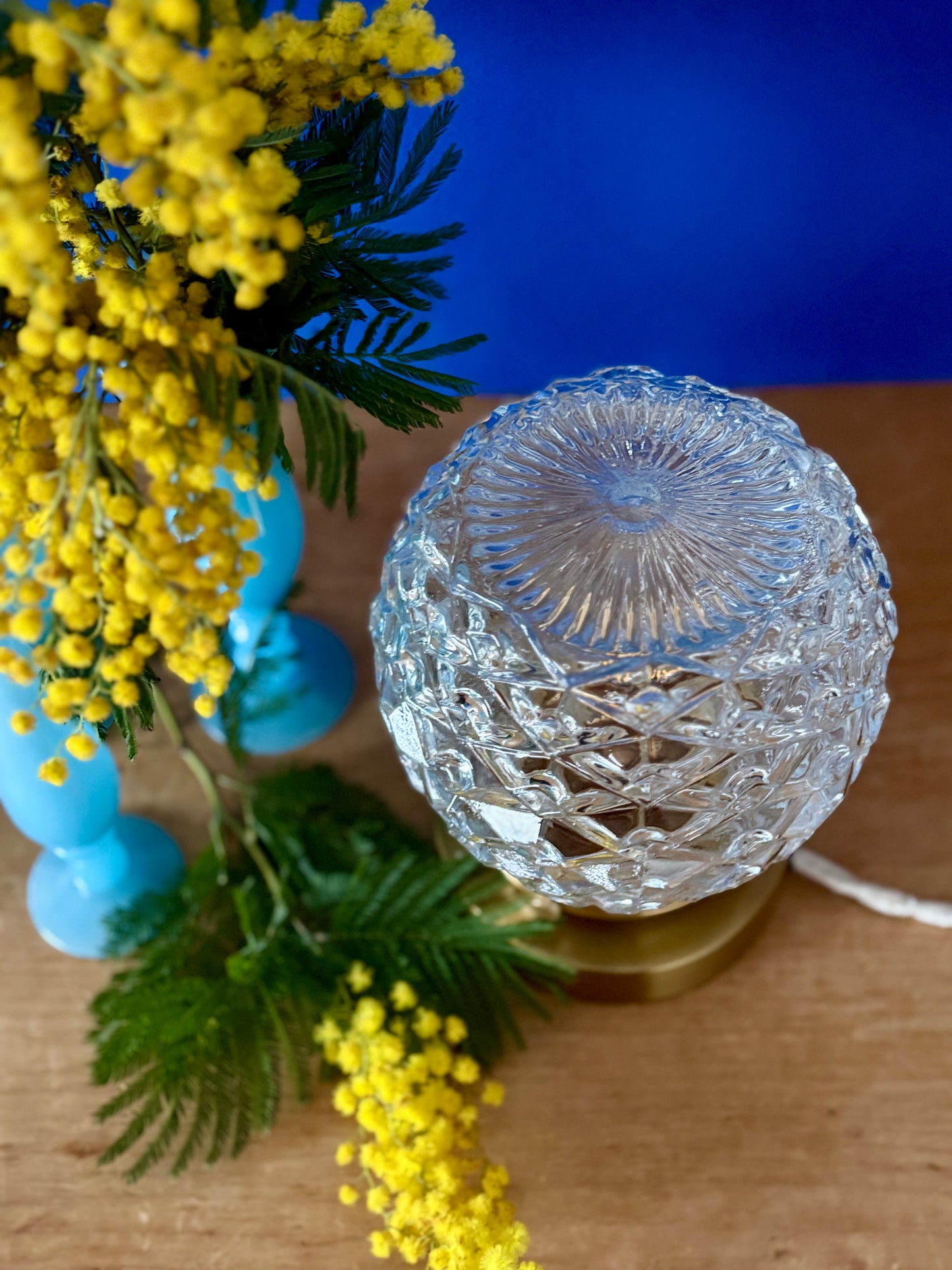 Lampe à poser globe vintage en verre moulé