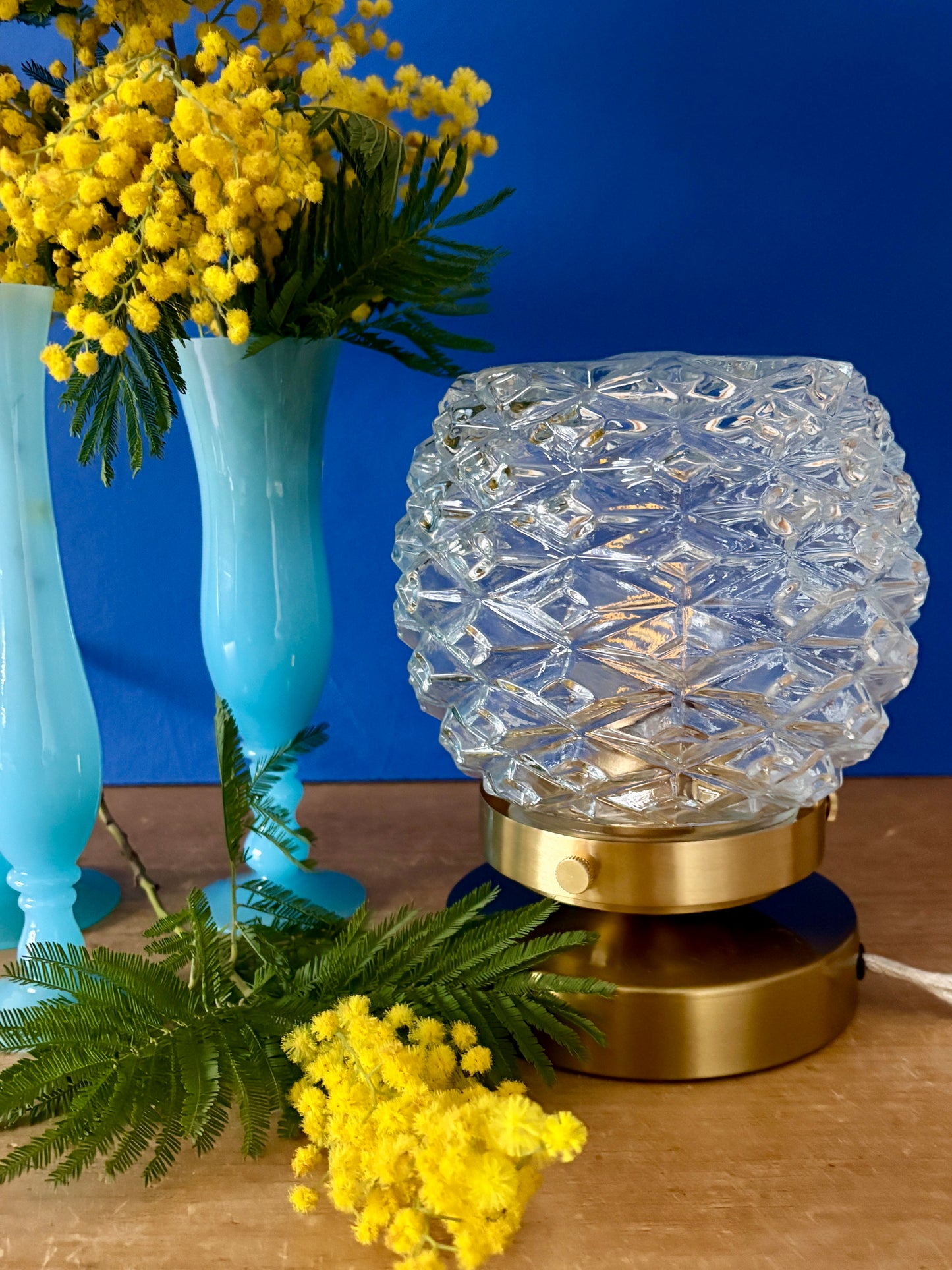 Lampe à poser globe vintage en verre moulé