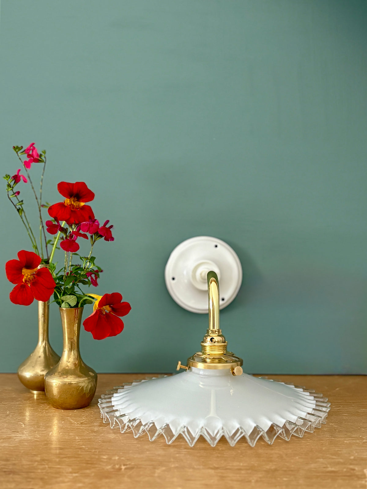 Applique coudée abat-jour vintage en opaline blanche dentelée