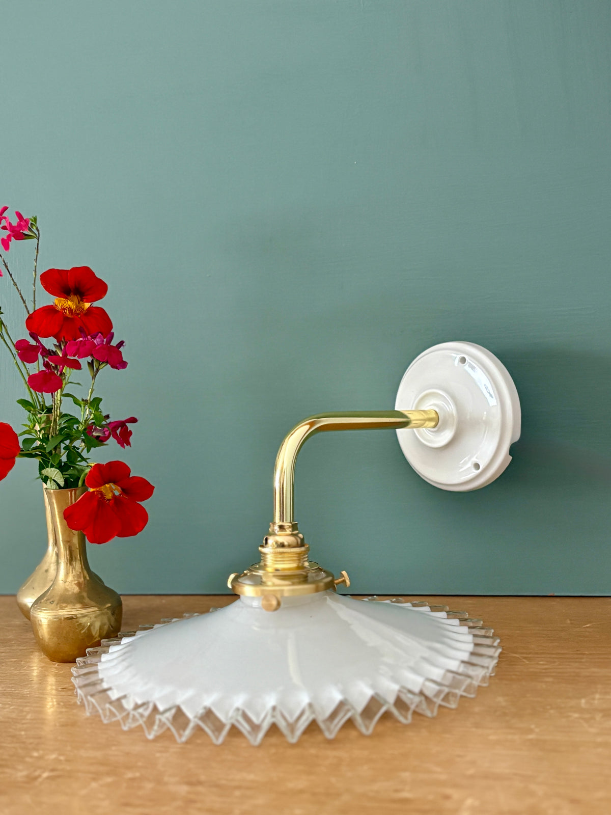 Applique coudée abat-jour vintage en opaline blanche dentelée