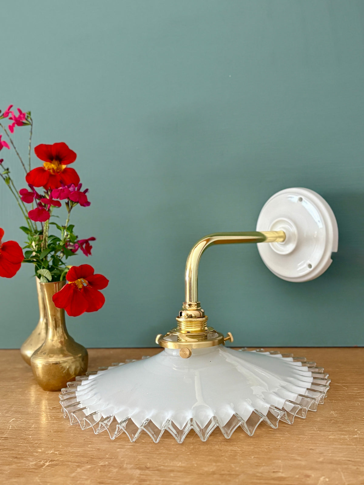 Applique coudée abat-jour vintage en opaline blanche dentelée