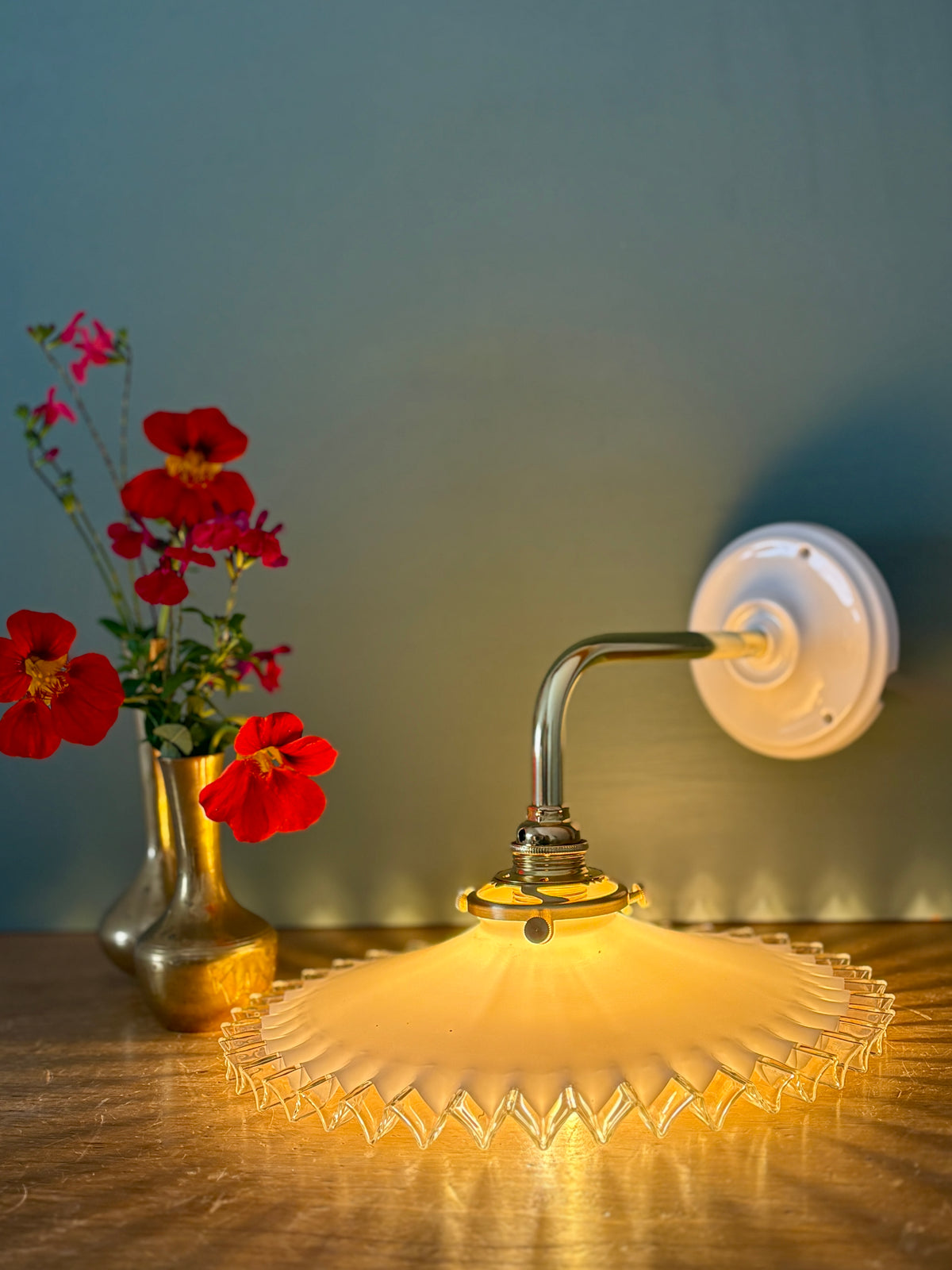 Applique coudée abat-jour vintage en opaline blanche dentelée