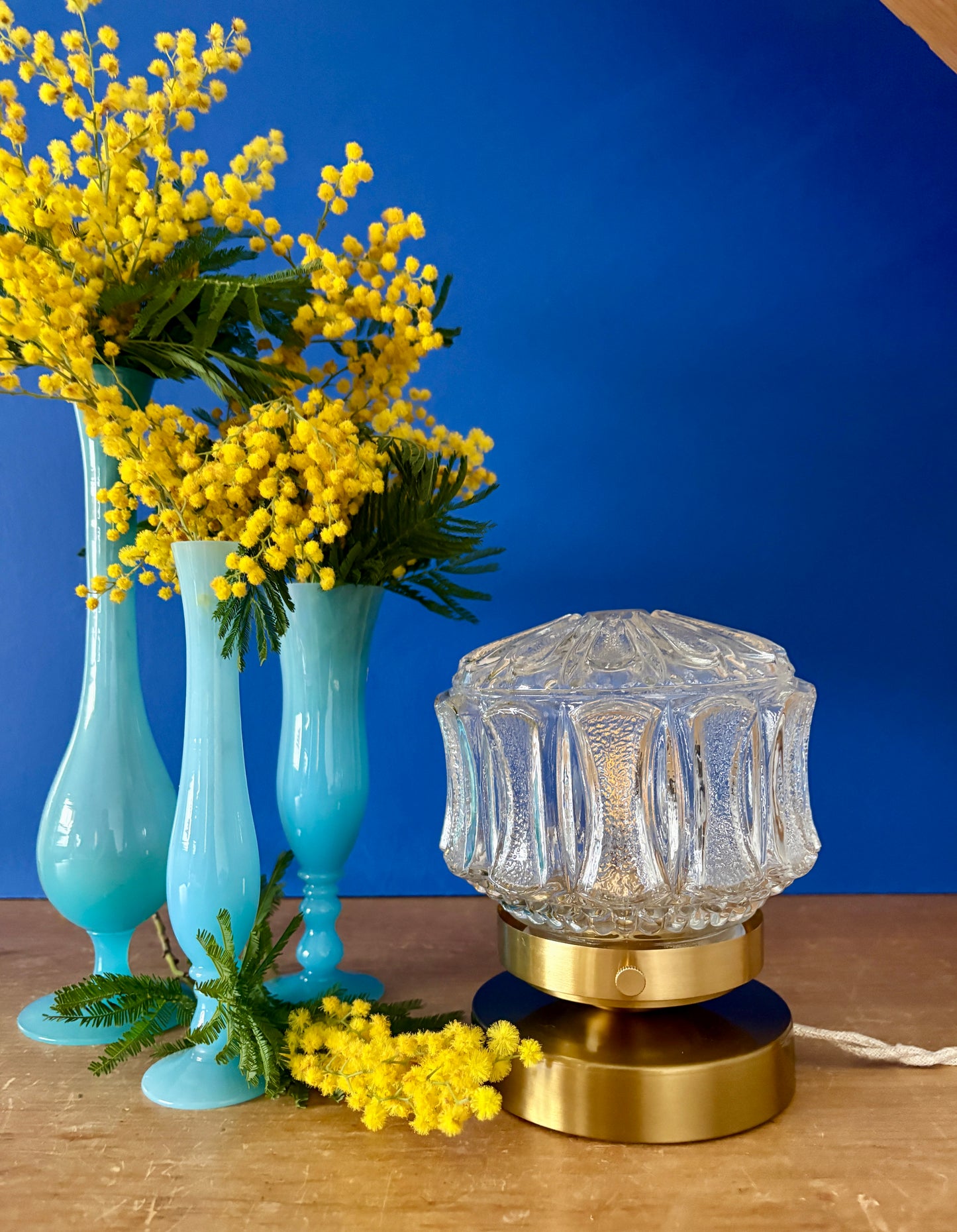 Lampe à poser globe vintage en verre moulé