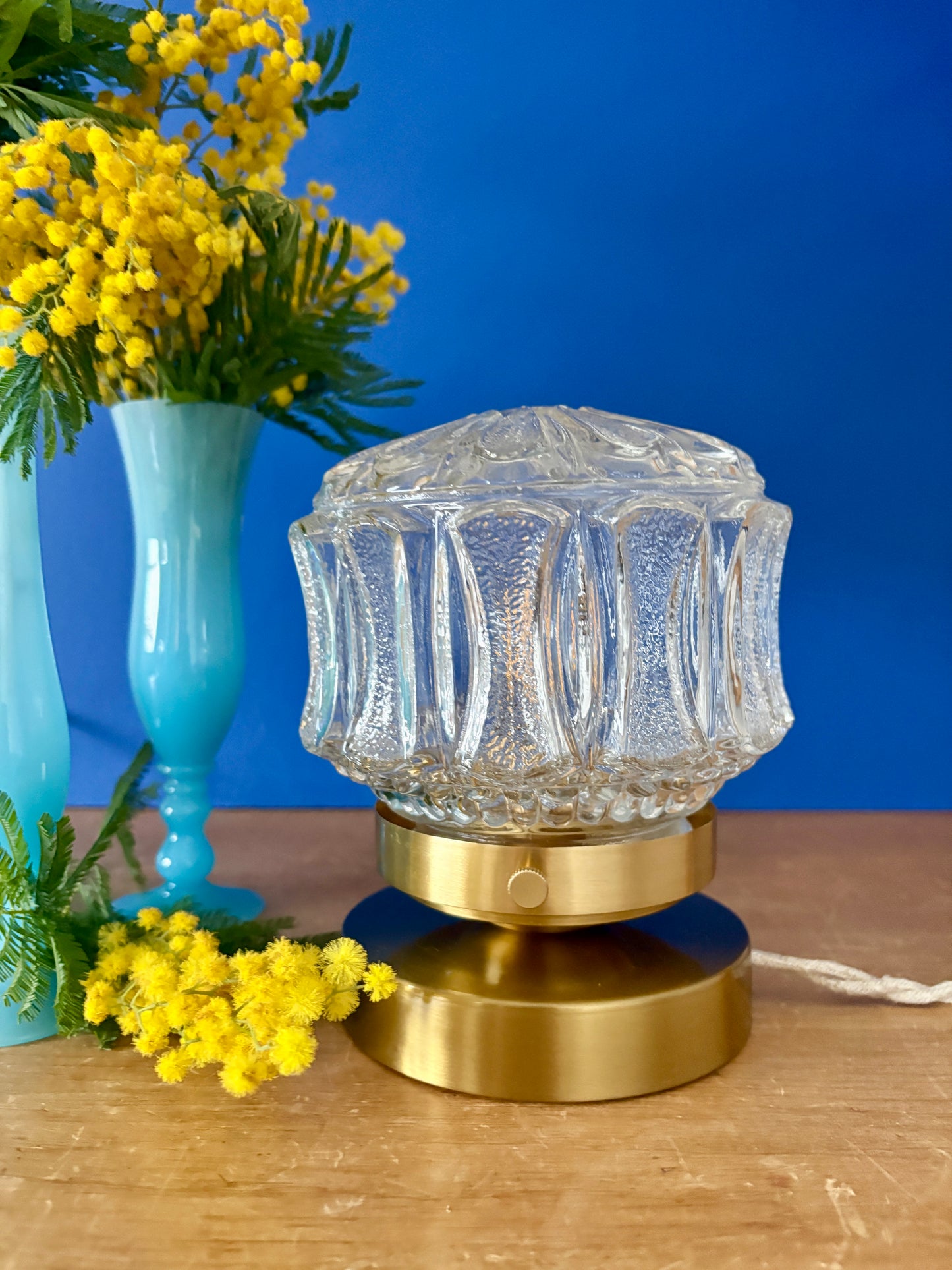 Lampe à poser globe vintage en verre moulé