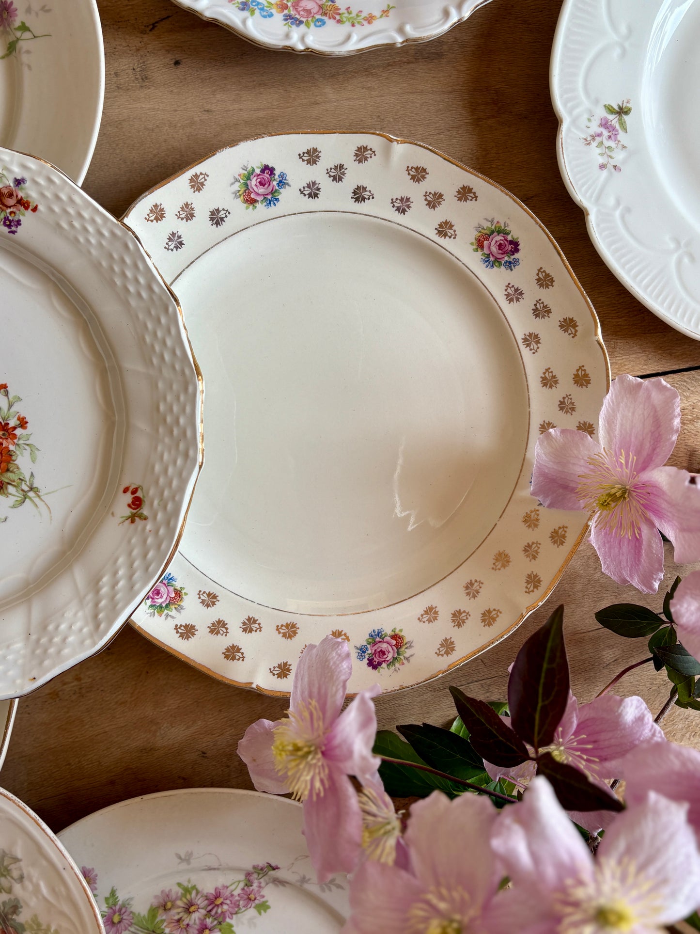 Lot de 12 assiettes à dessert vintage dépareillées