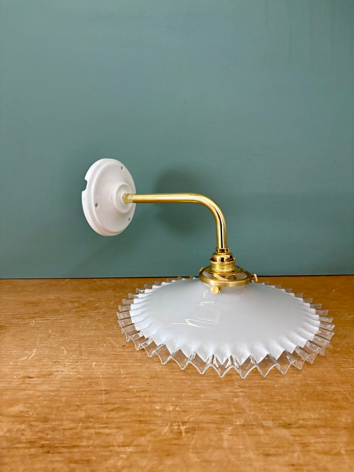 Applique coudée abat-jour vintage en opaline blanche dentelée
