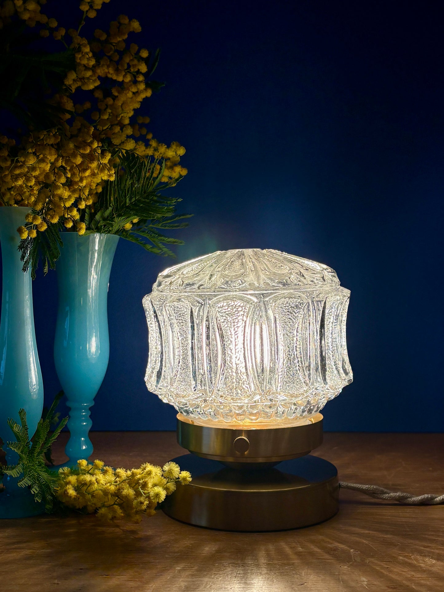 Lampe à poser globe vintage en verre moulé