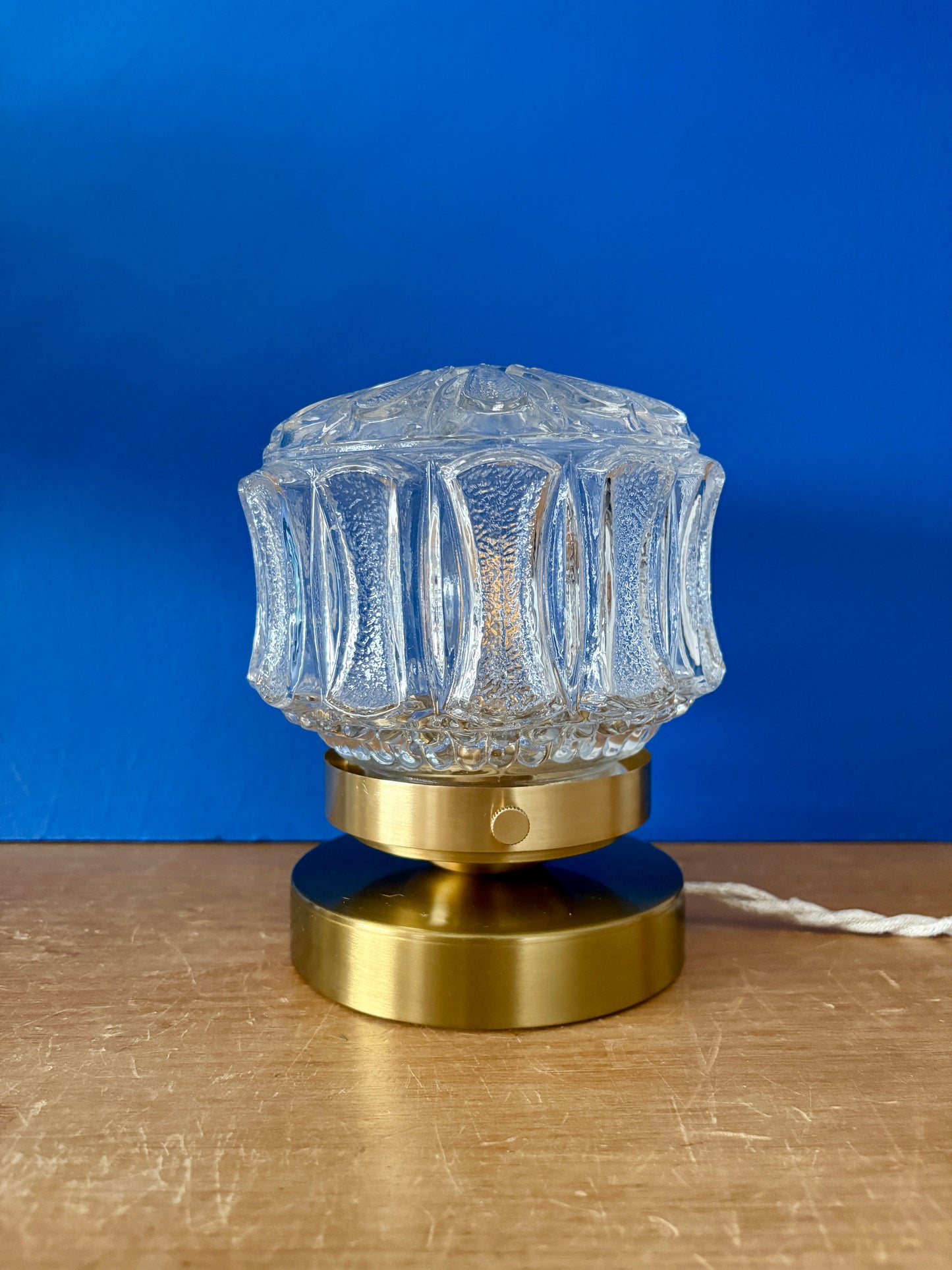 Lampe à poser globe vintage en verre moulé