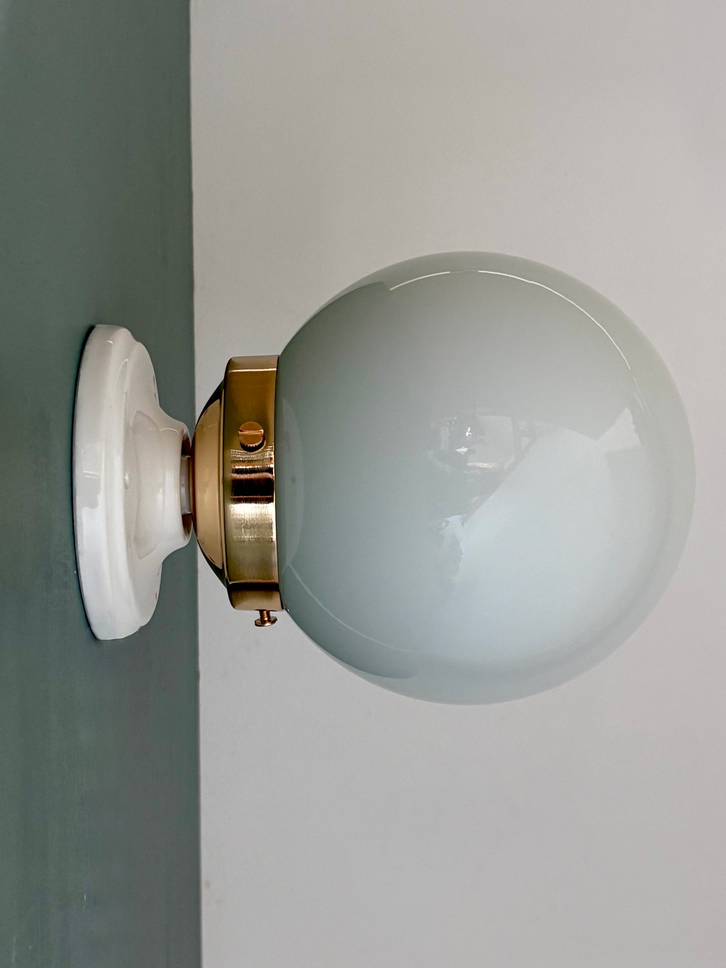 Applique ou plafonnier globe vintage en opaline blanche