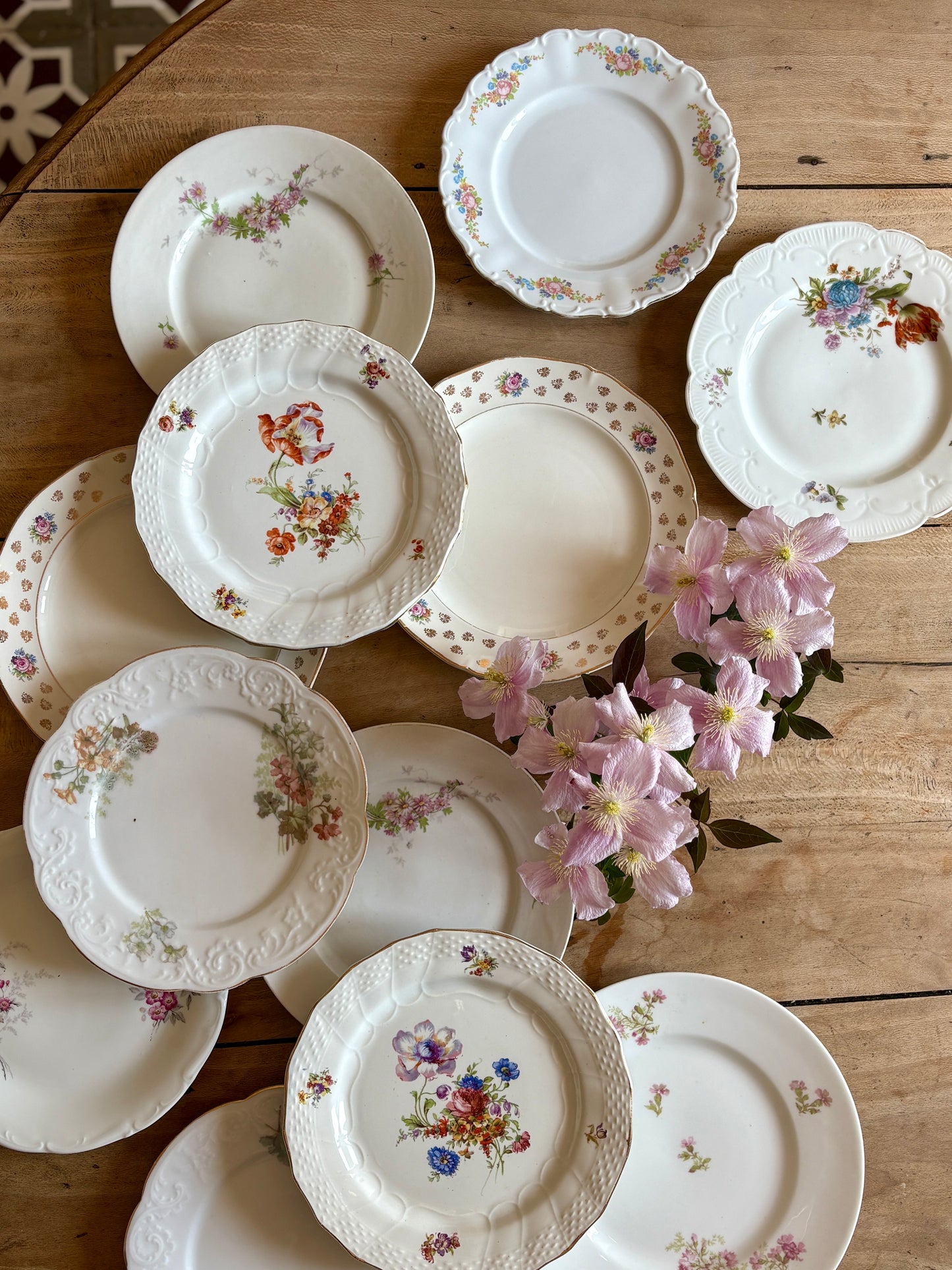 Lot de 12 assiettes à dessert vintage dépareillées
