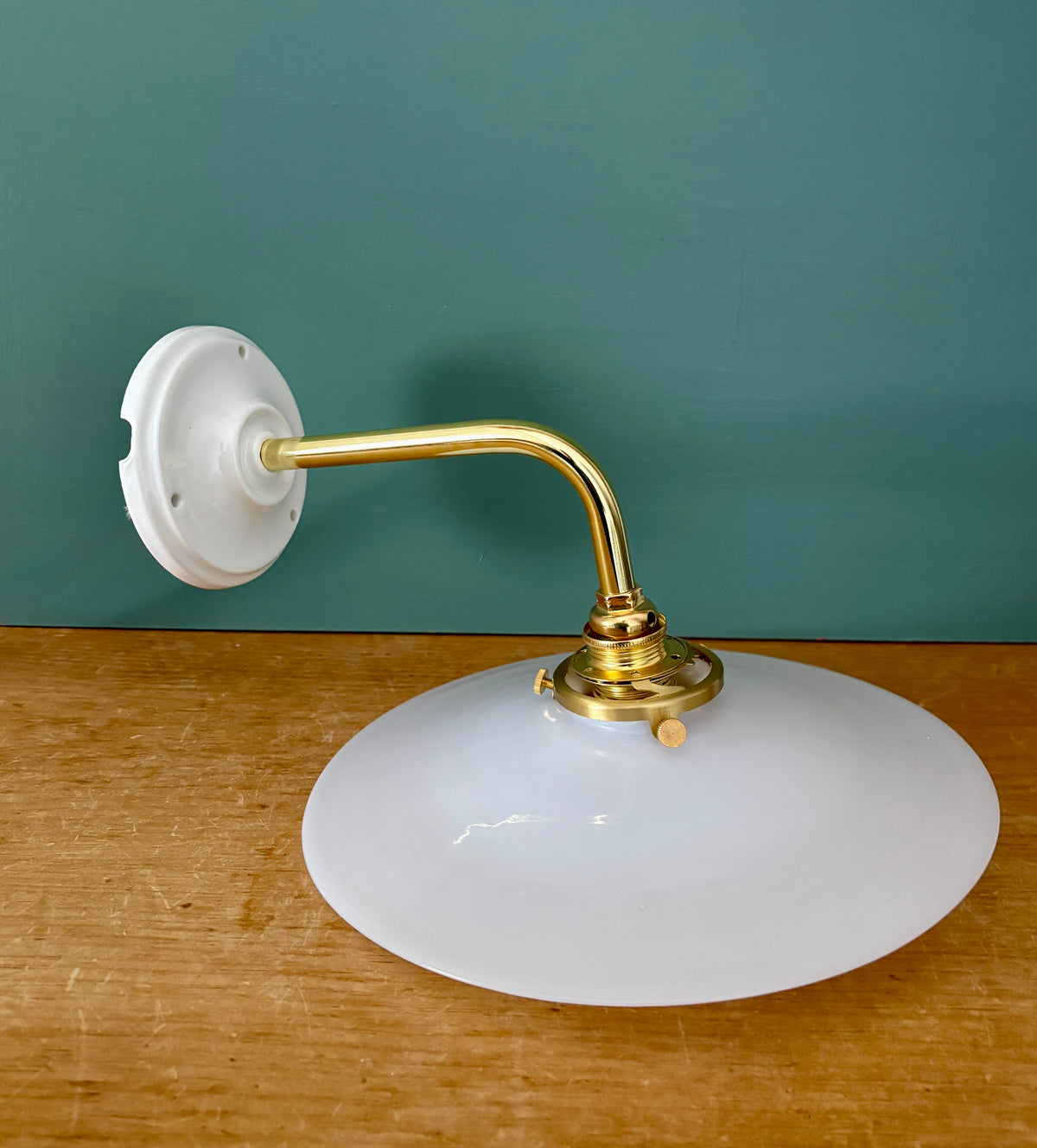 Applique coudée abat-jour vintage en opaline blanche