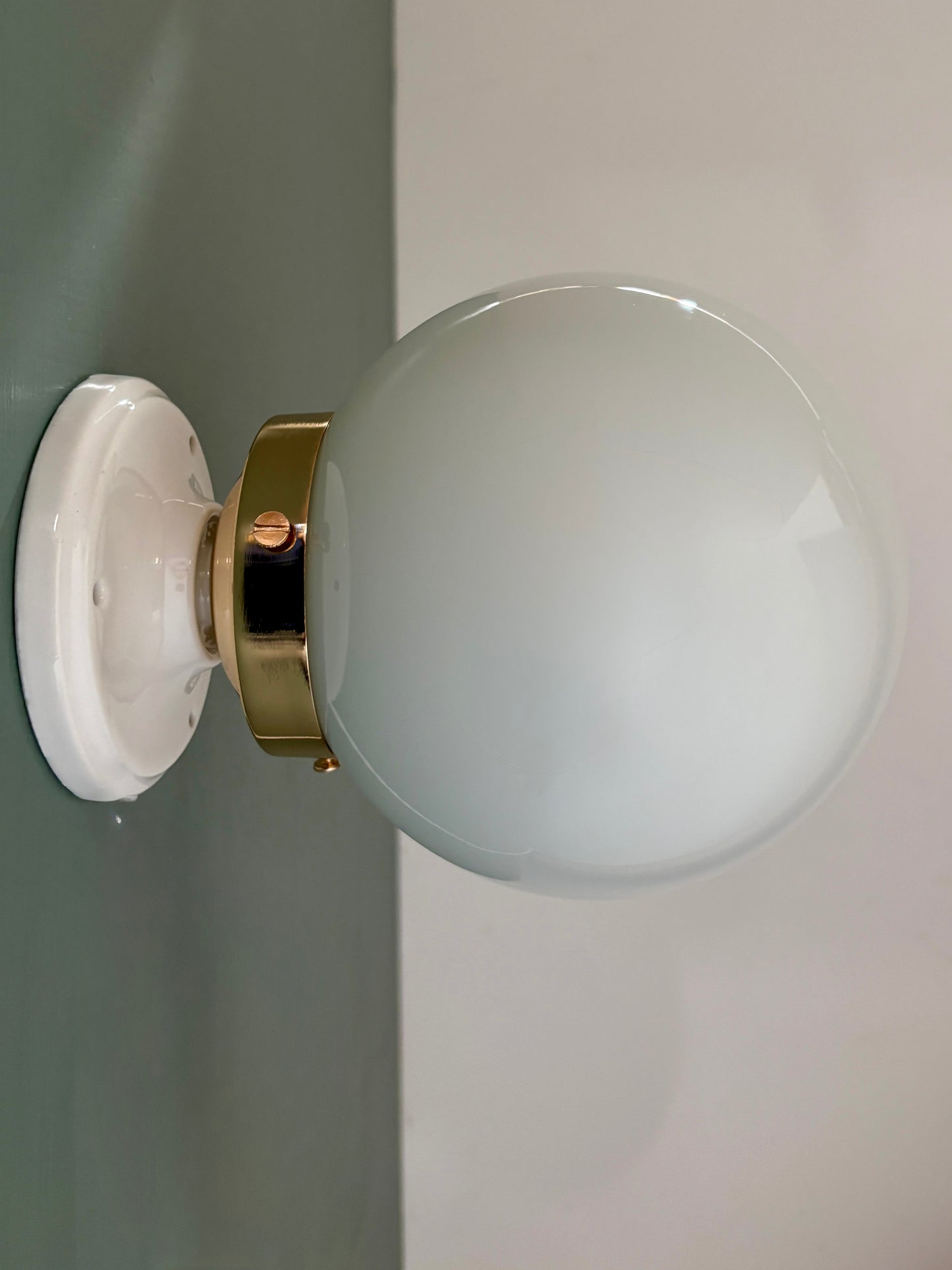 Applique ou plafonnier globe vintage en opaline blanche