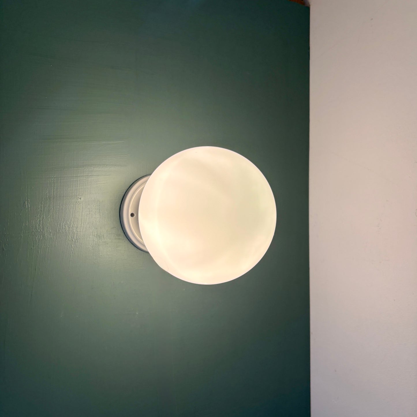 Applique ou plafonnier globe vintage en opaline blanche