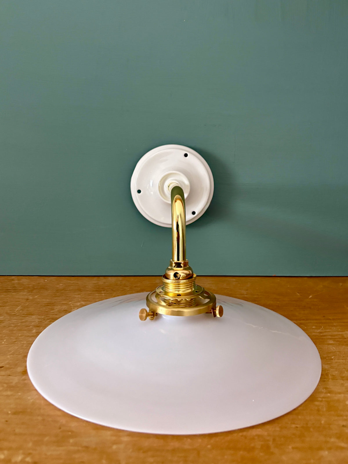 Applique coudée abat-jour vintage en opaline blanche