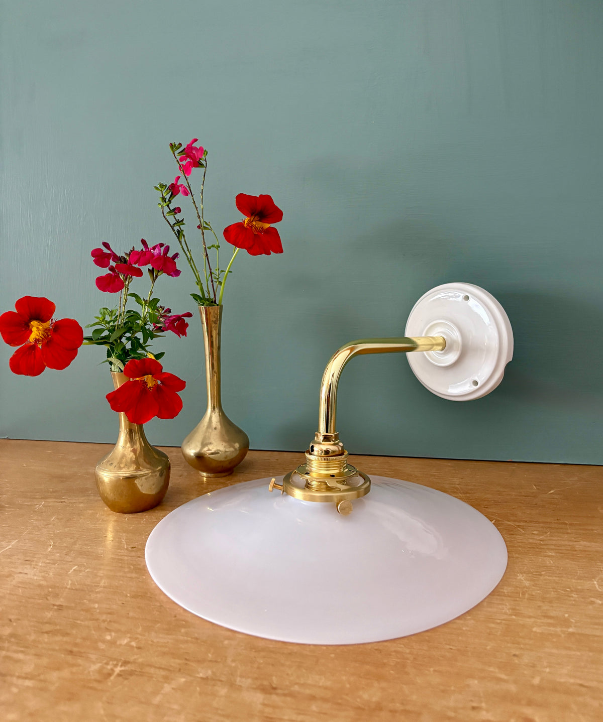 Applique coudée abat-jour vintage en opaline blanche