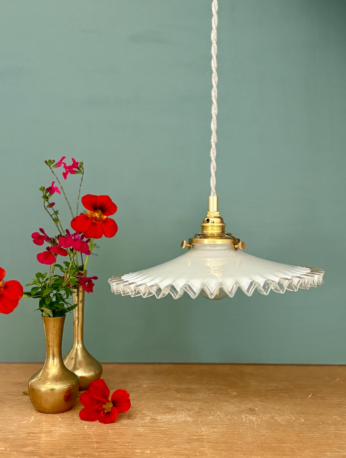 Suspension abat-jour vintage en opaline blanche dentelée