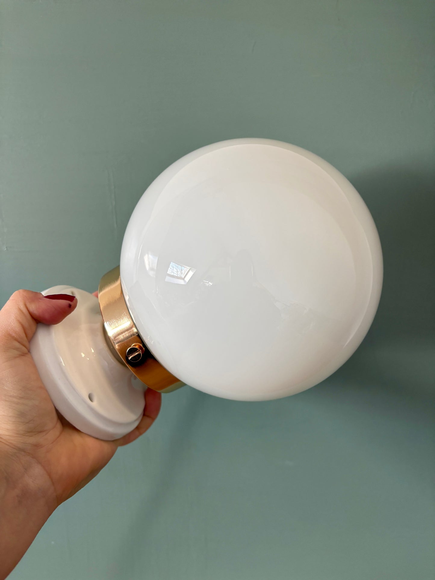 Applique ou plafonnier globe vintage en opaline blanche