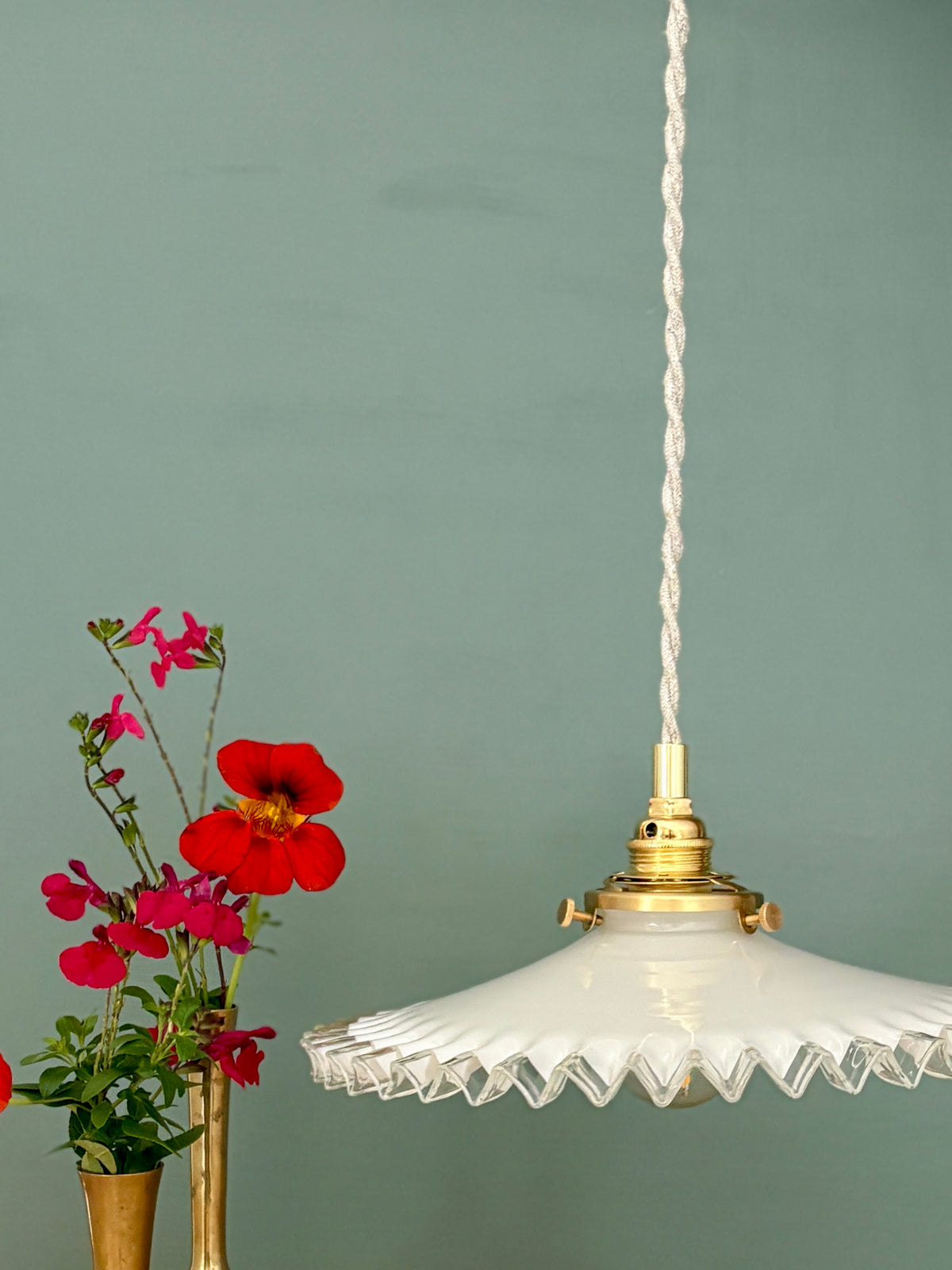 Suspension abat-jour vintage en opaline blanche dentelée