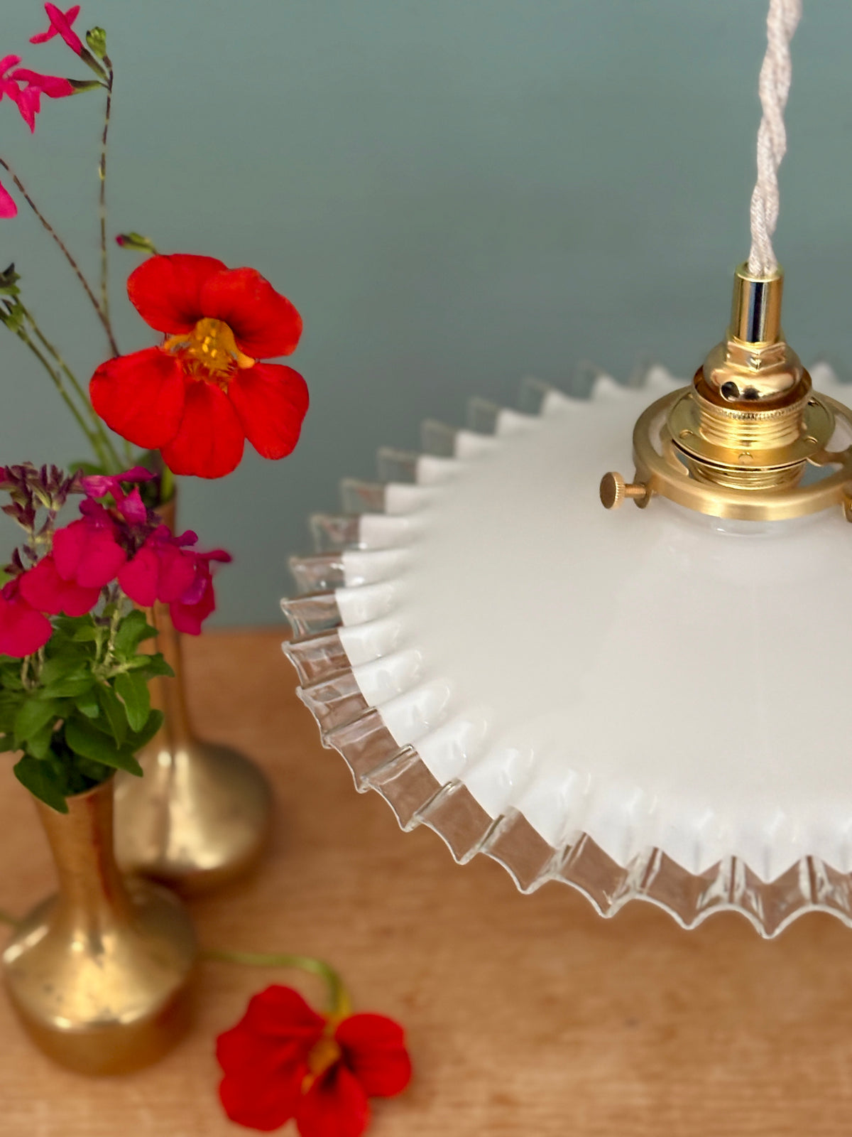 Suspension abat-jour vintage en opaline blanche dentelée
