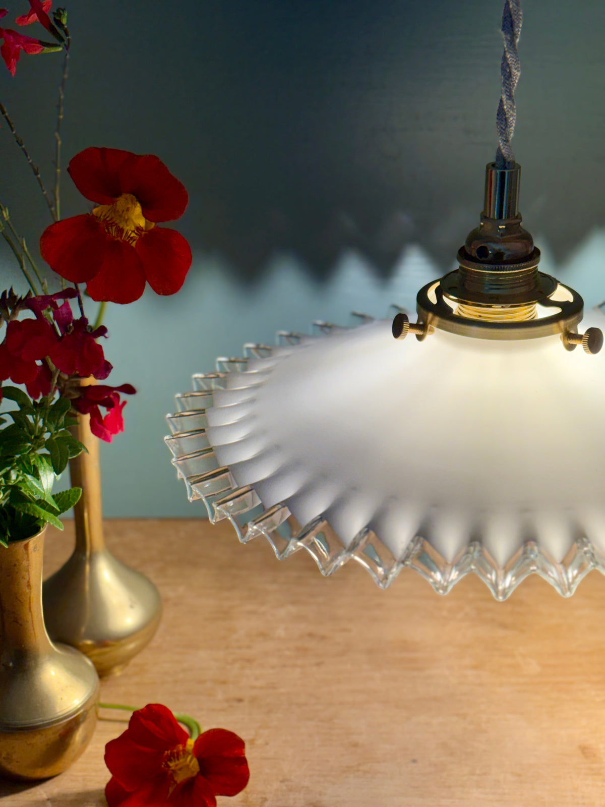 Suspension abat-jour vintage en opaline blanche dentelée