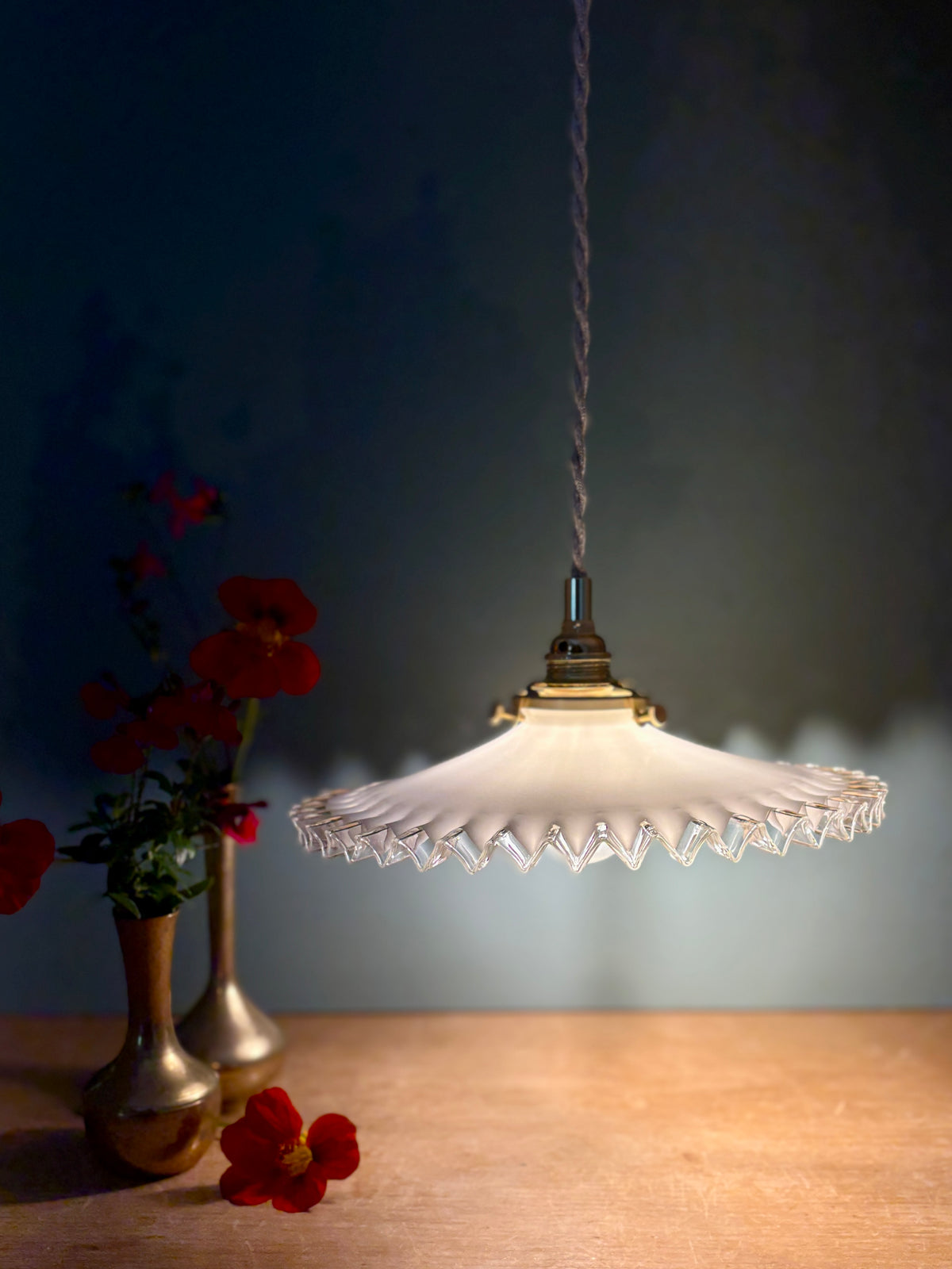 Suspension abat-jour vintage en opaline blanche dentelée