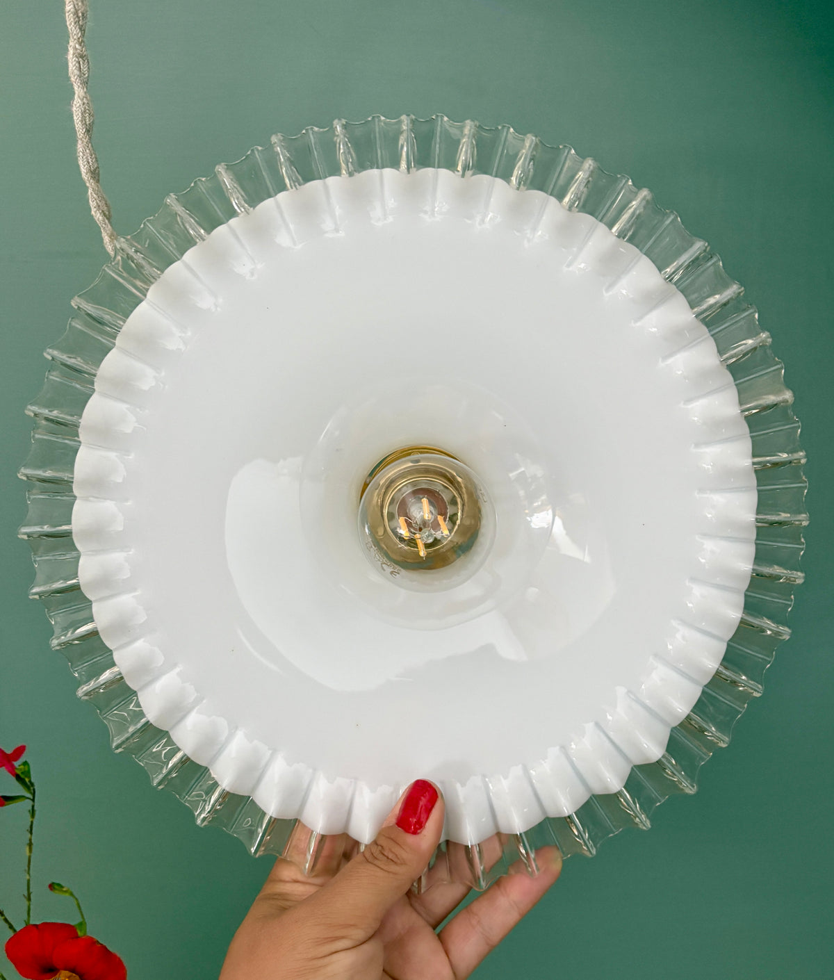 Suspension abat-jour vintage en opaline blanche dentelée