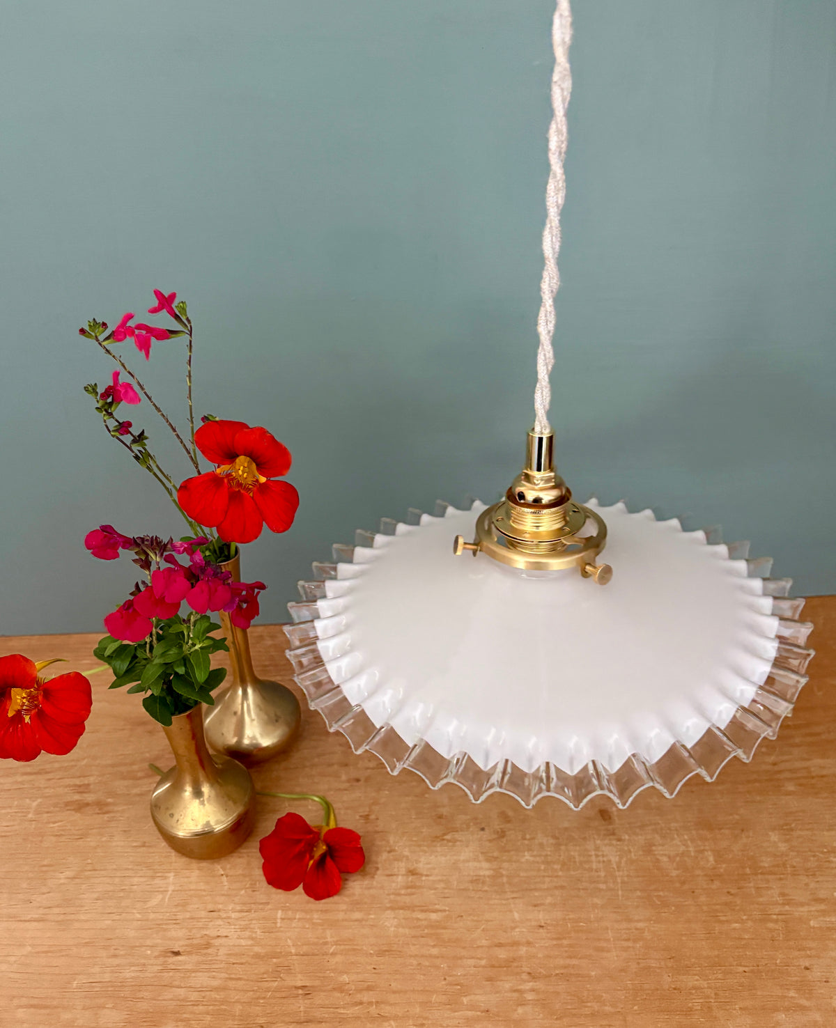 Suspension abat-jour vintage en opaline blanche dentelée