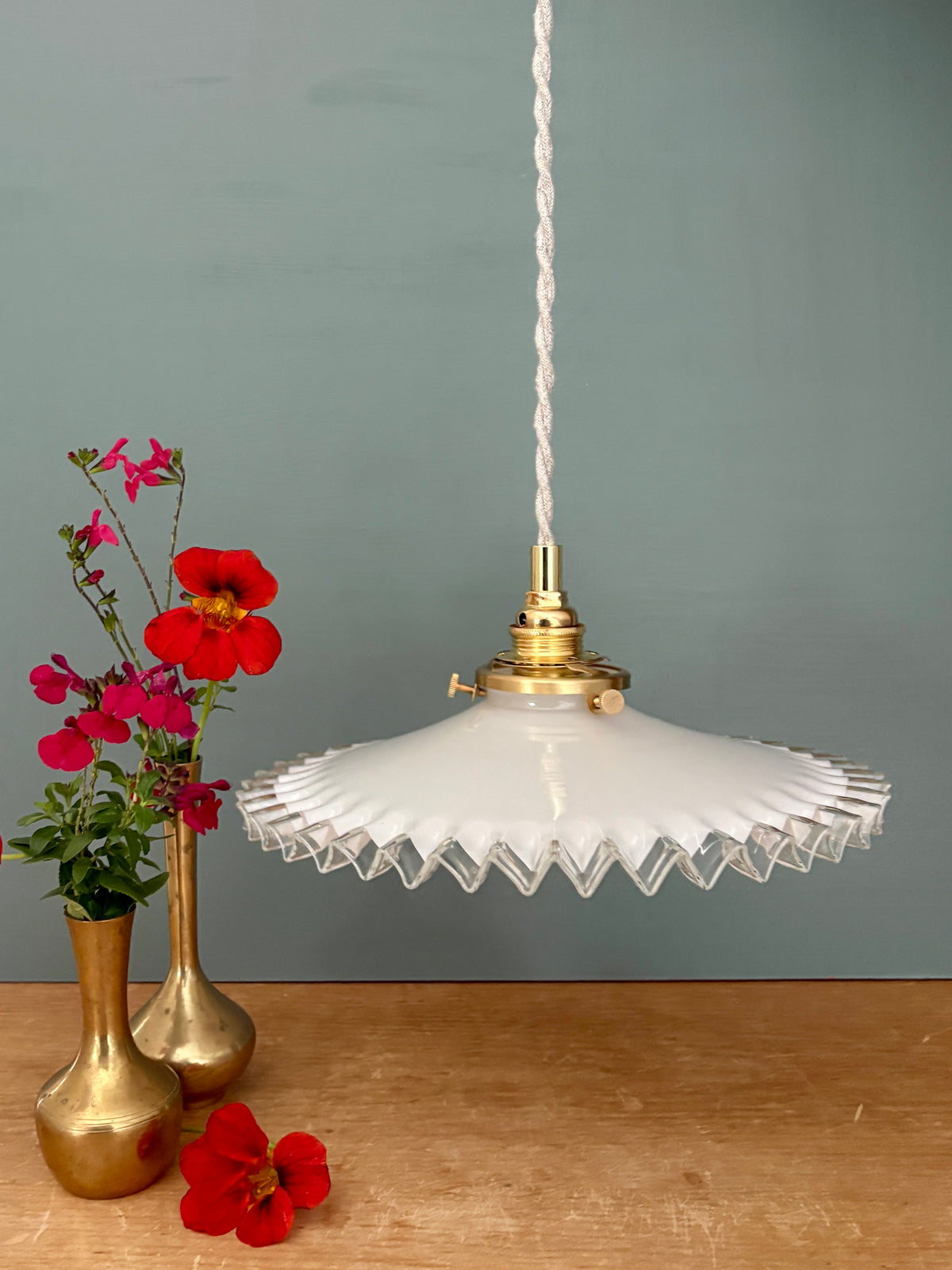 Suspension abat-jour vintage en opaline blanche dentelée