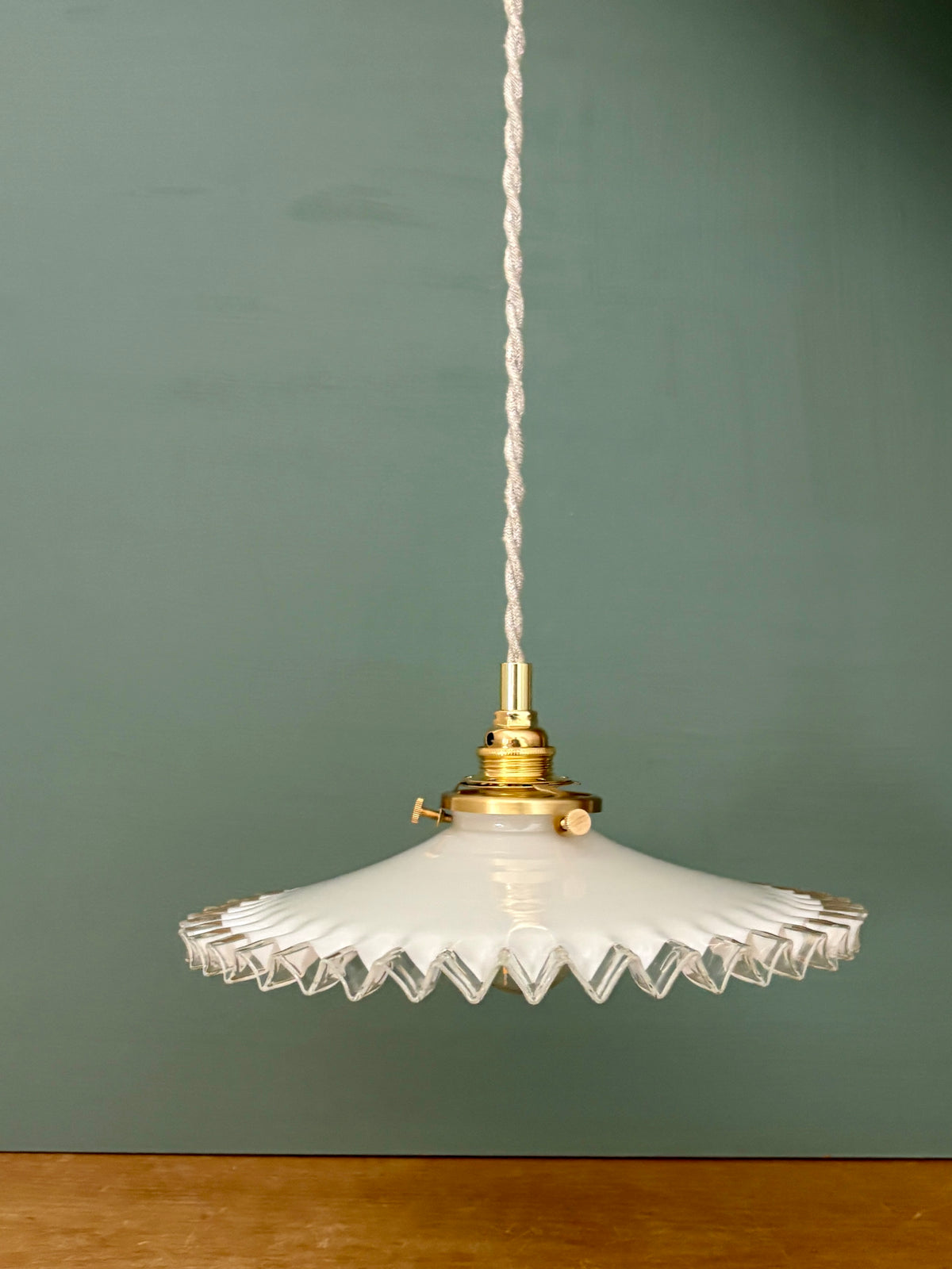 Suspension abat-jour vintage en opaline blanche dentelée