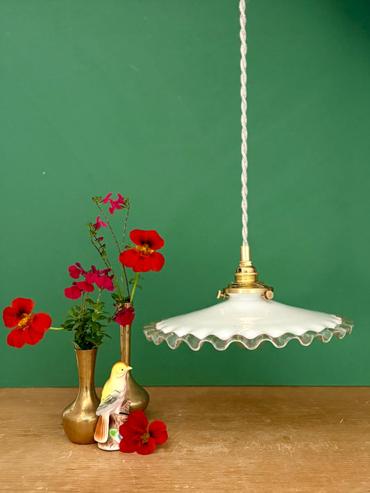 Suspension abat-jour vintage en opaline blanche dentelée (OP12)