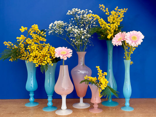 Lot de 7 vases/soliflores anciens en opaline rose et bleue