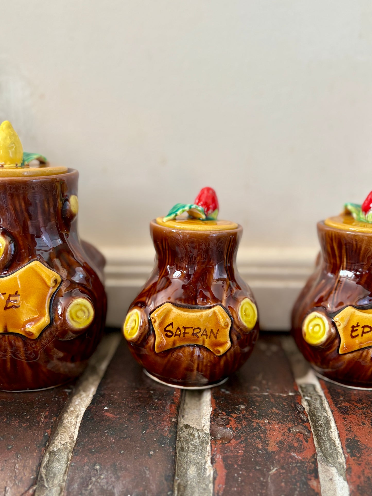Lot de 5 pots à épices vintage en barbotine Ferlay - Vallauris