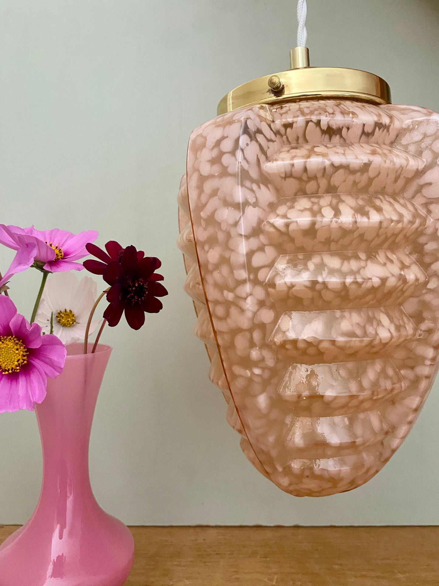 Suspension globe vintage art déco en verre de CLichy rose