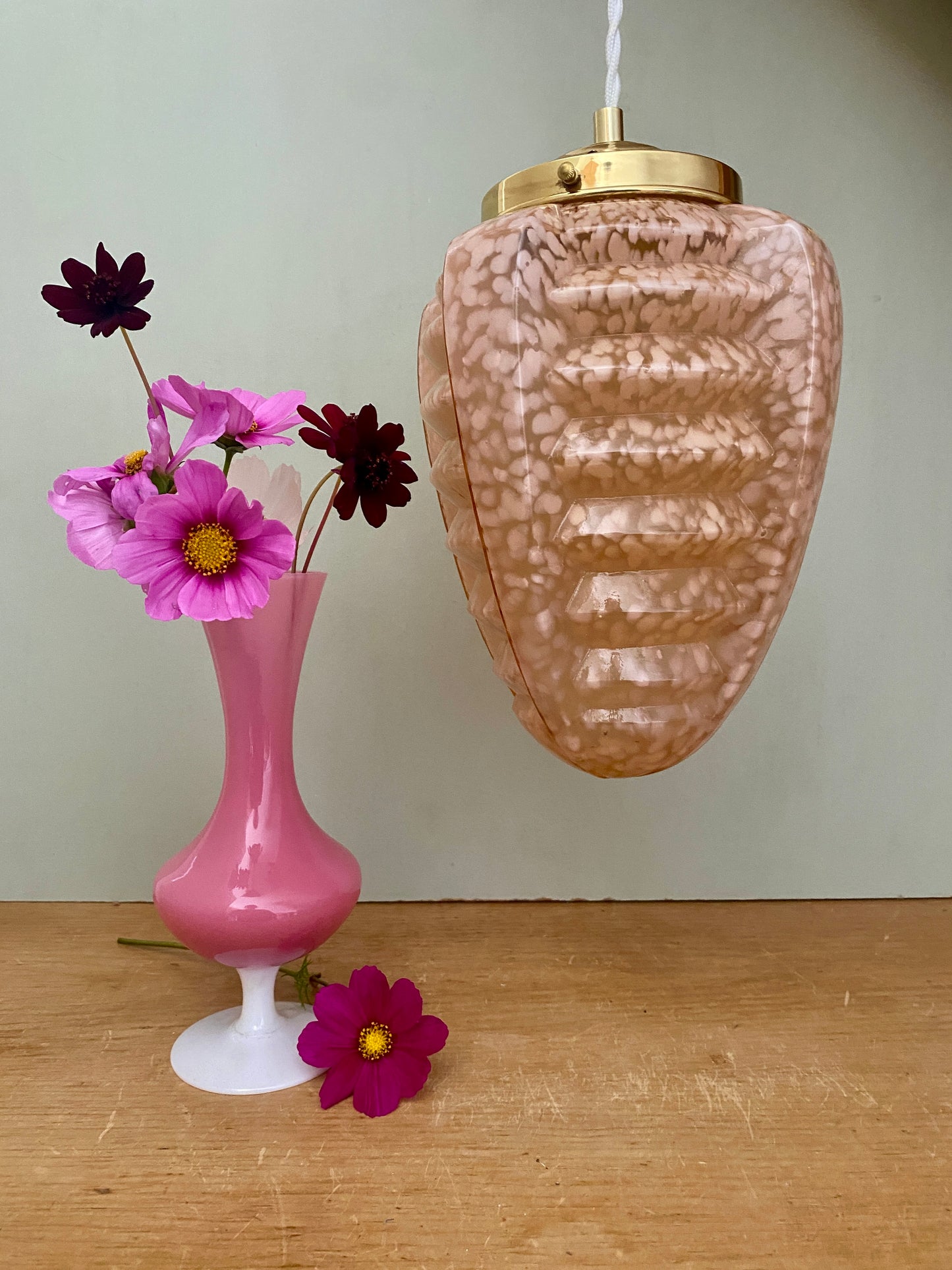 Suspension globe vintage art déco en verre de CLichy rose