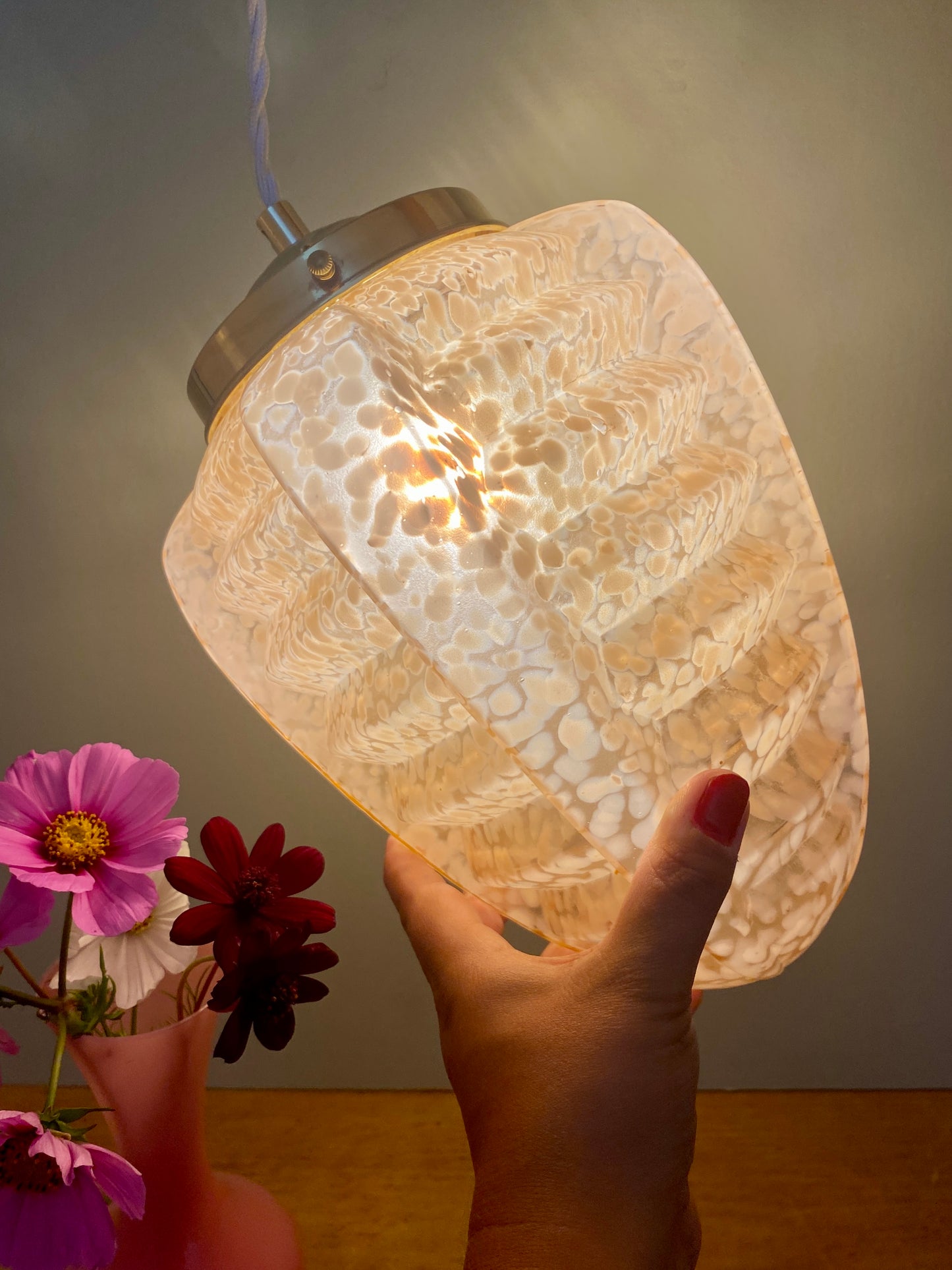 Suspension globe vintage art déco en verre de CLichy rose