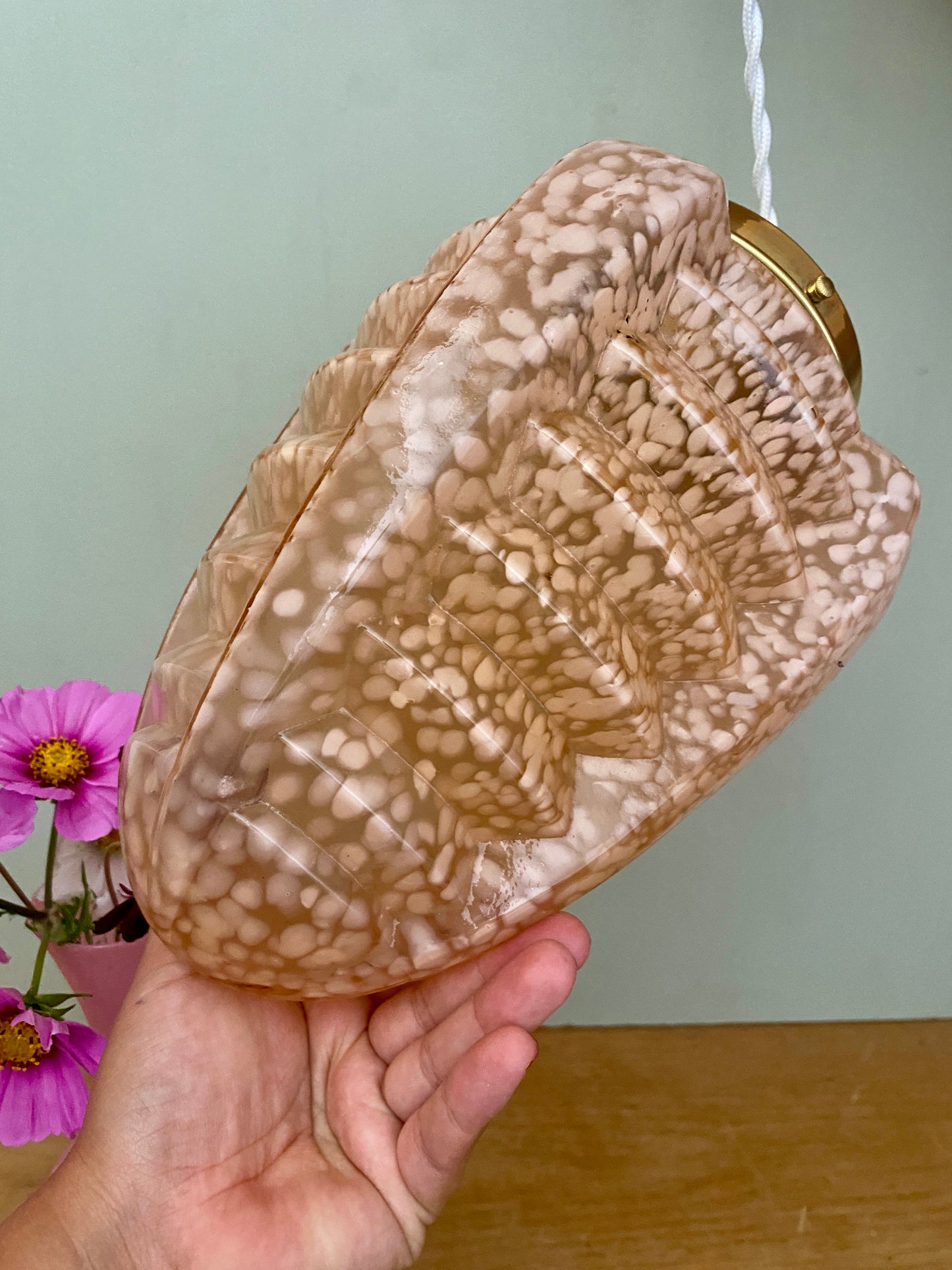 Suspension globe vintage art déco en verre de CLichy rose