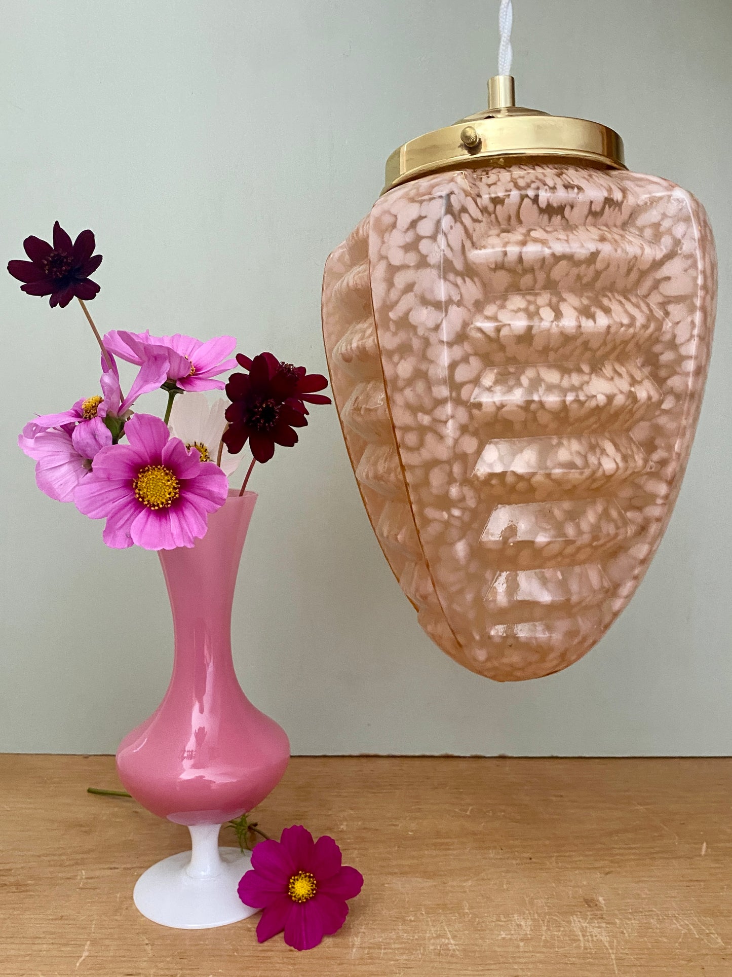 Suspension globe vintage art déco en verre de CLichy rose