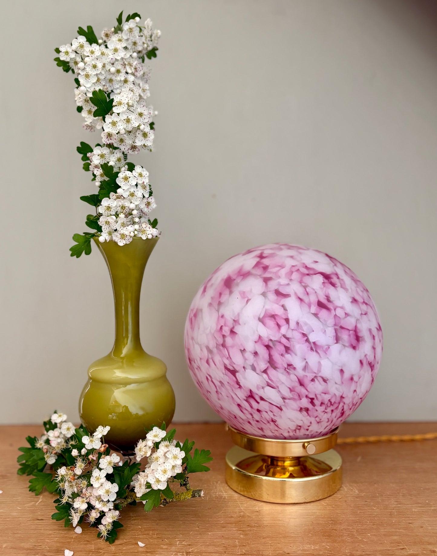 Lampe à poser globe vintage en verre rose et blanc