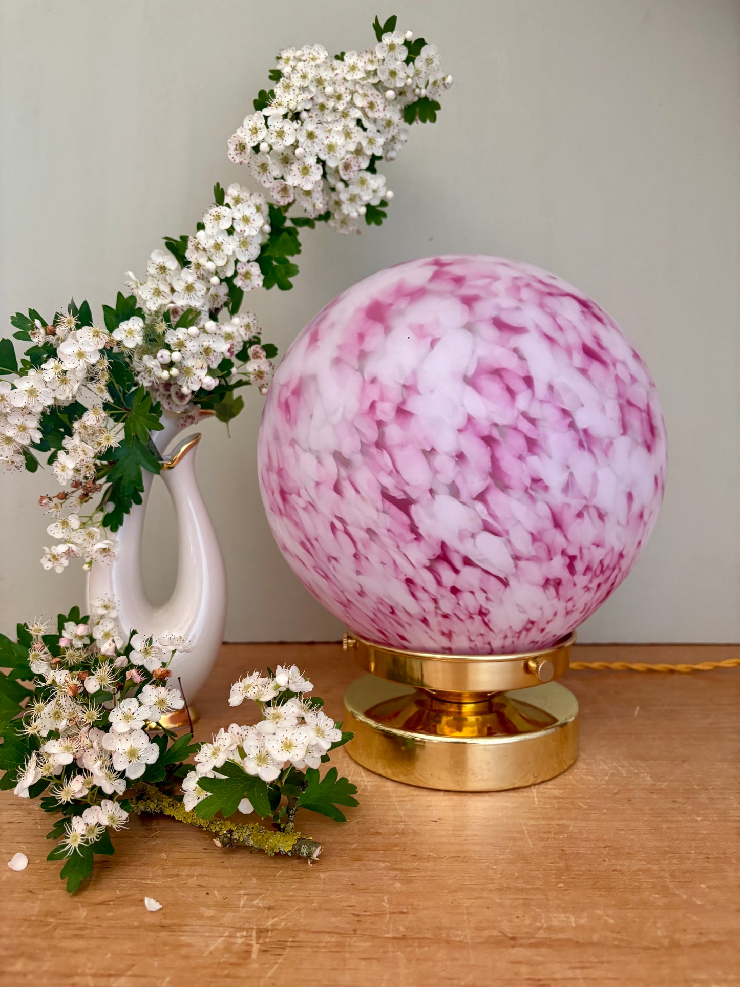Lampe à poser globe vintage en verre rose et blanc