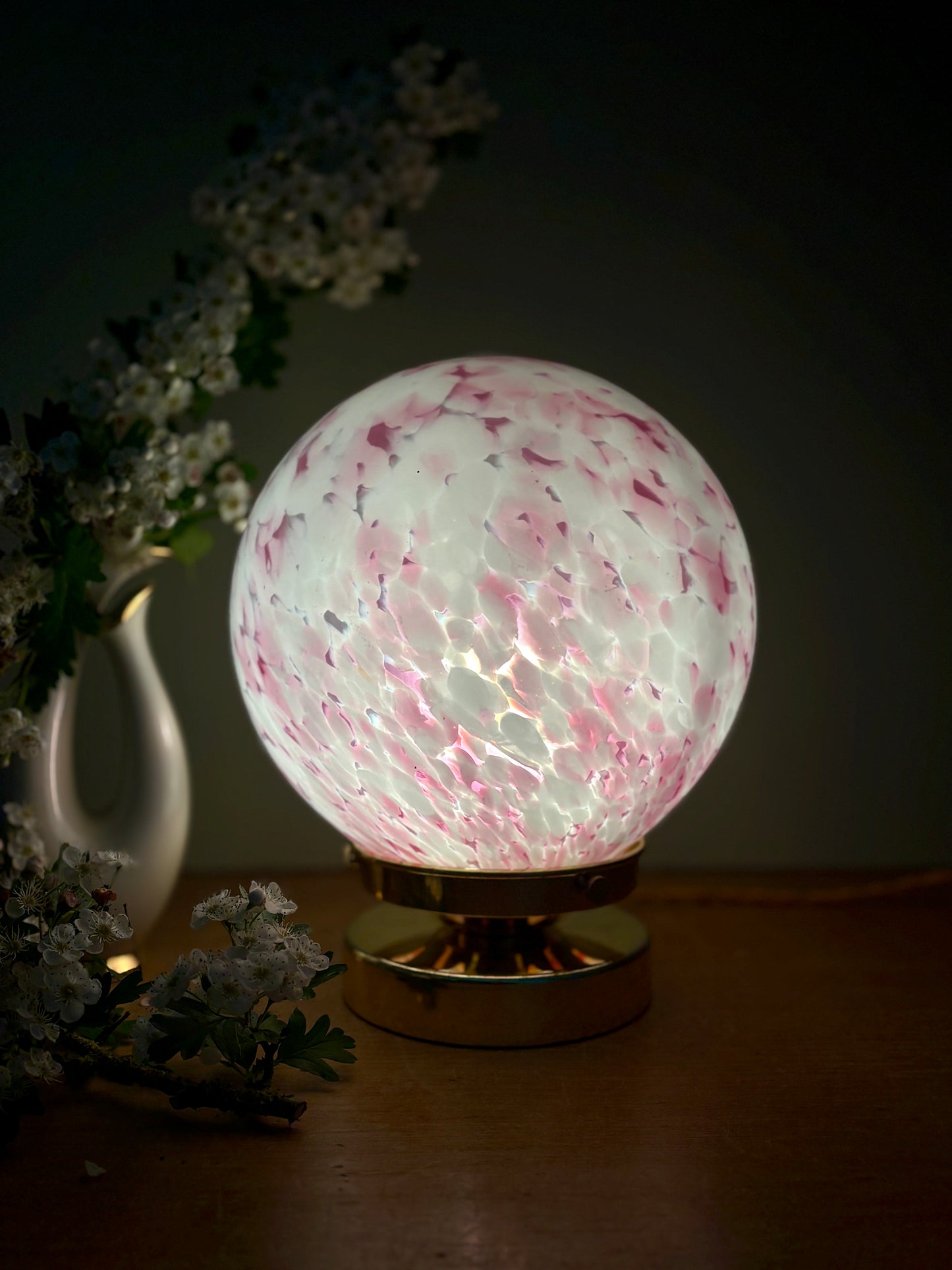 Lampe à poser globe vintage en verre rose et blanc