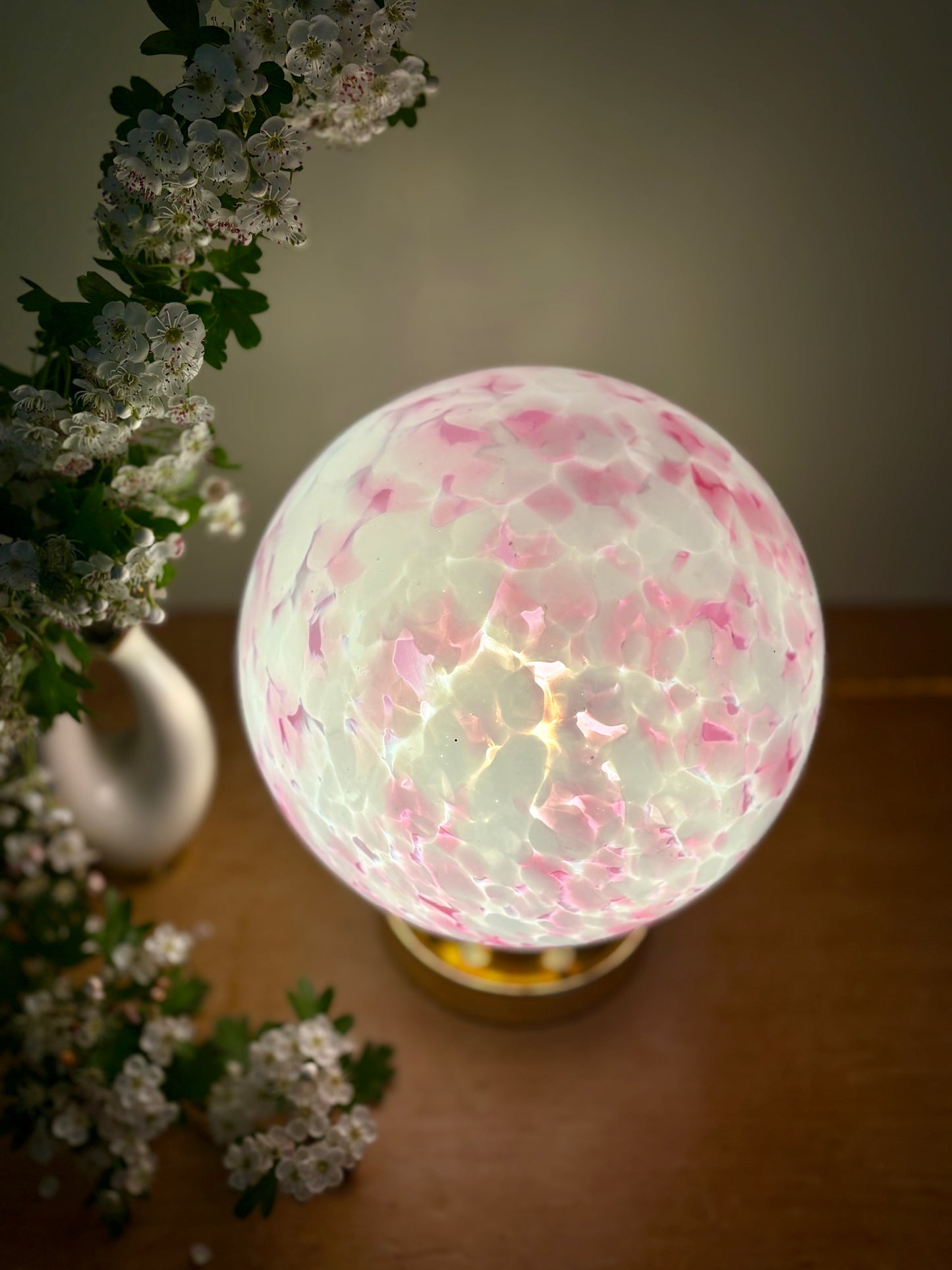 Lampe à poser globe vintage en verre rose et blanc
