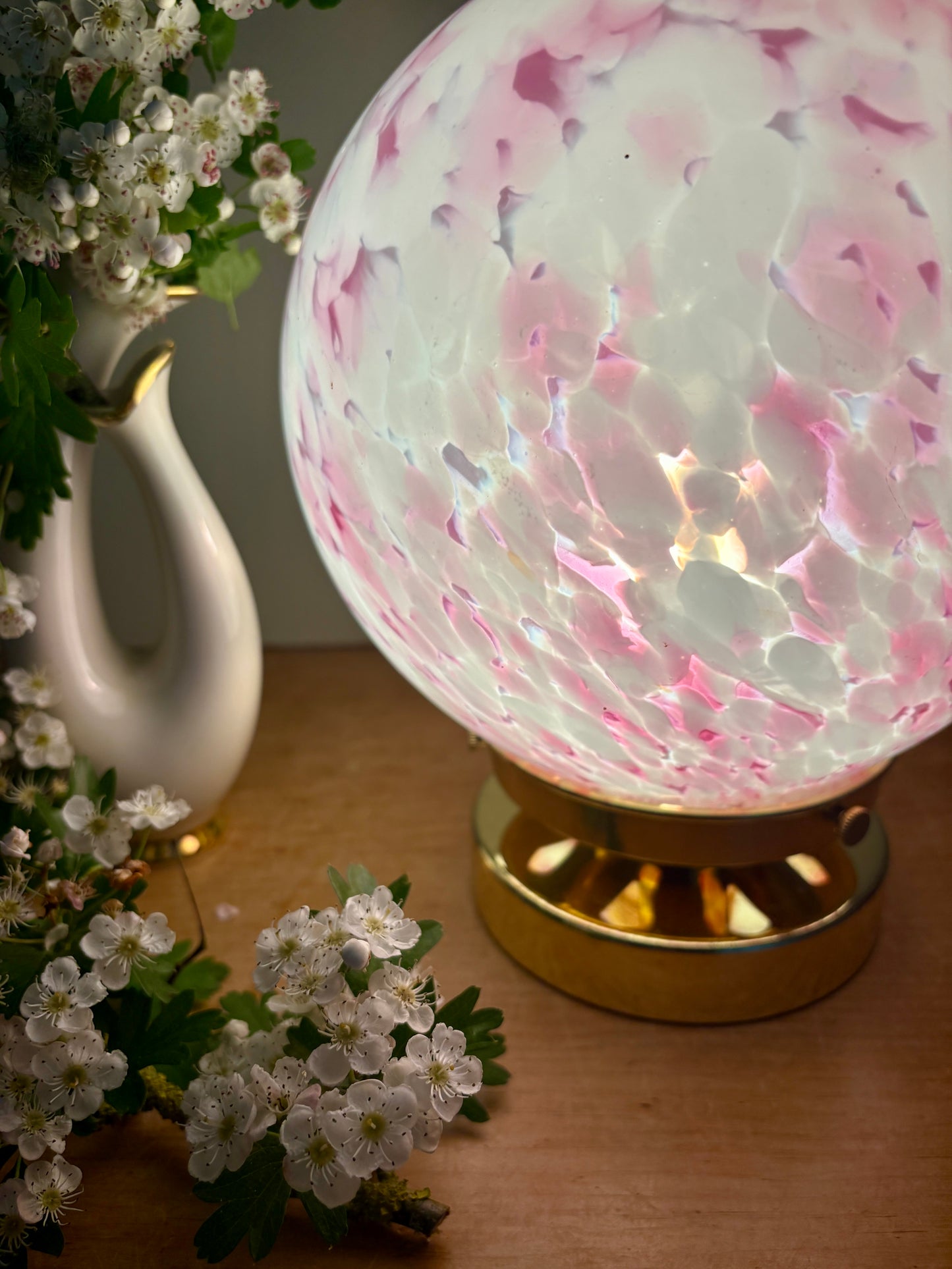 Lampe à poser globe vintage en verre rose et blanc
