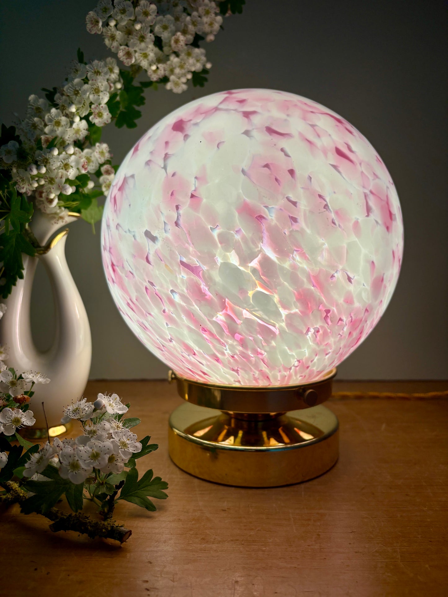 Lampe à poser globe vintage en verre rose et blanc