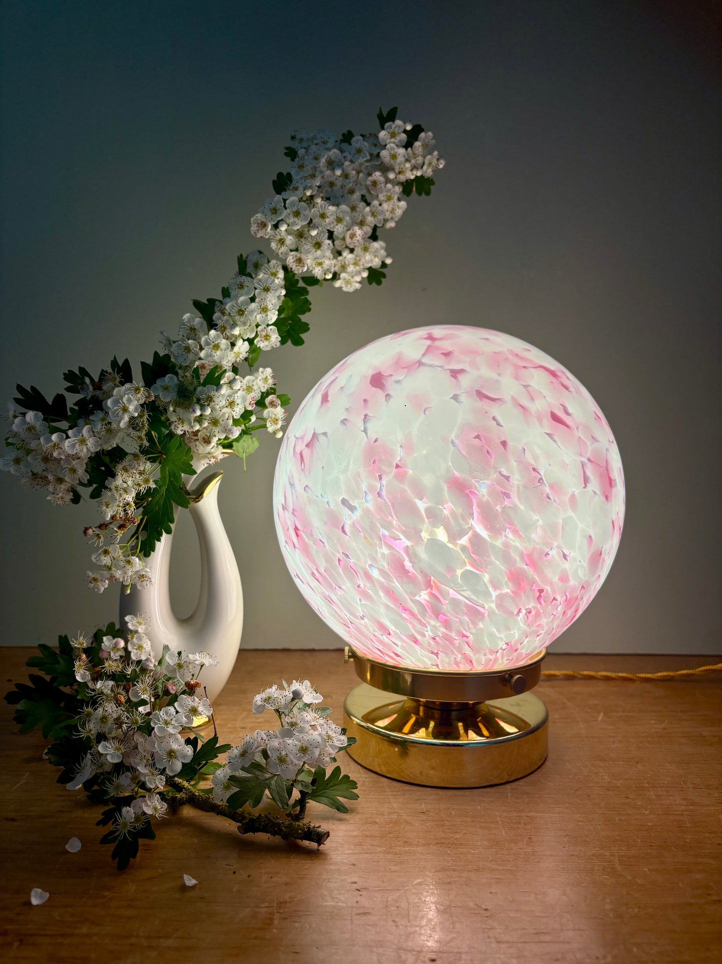 Lampe à poser globe vintage en verre rose et blanc