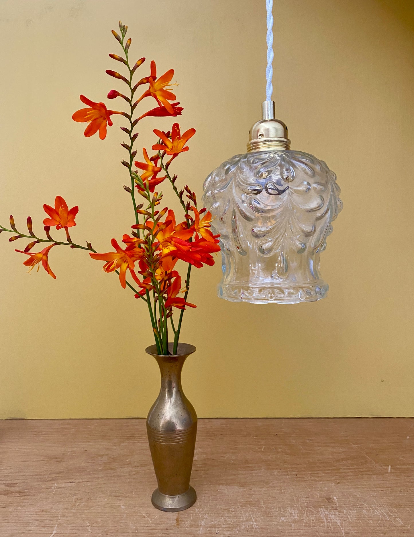 Suspension globe vintage en verre moulé