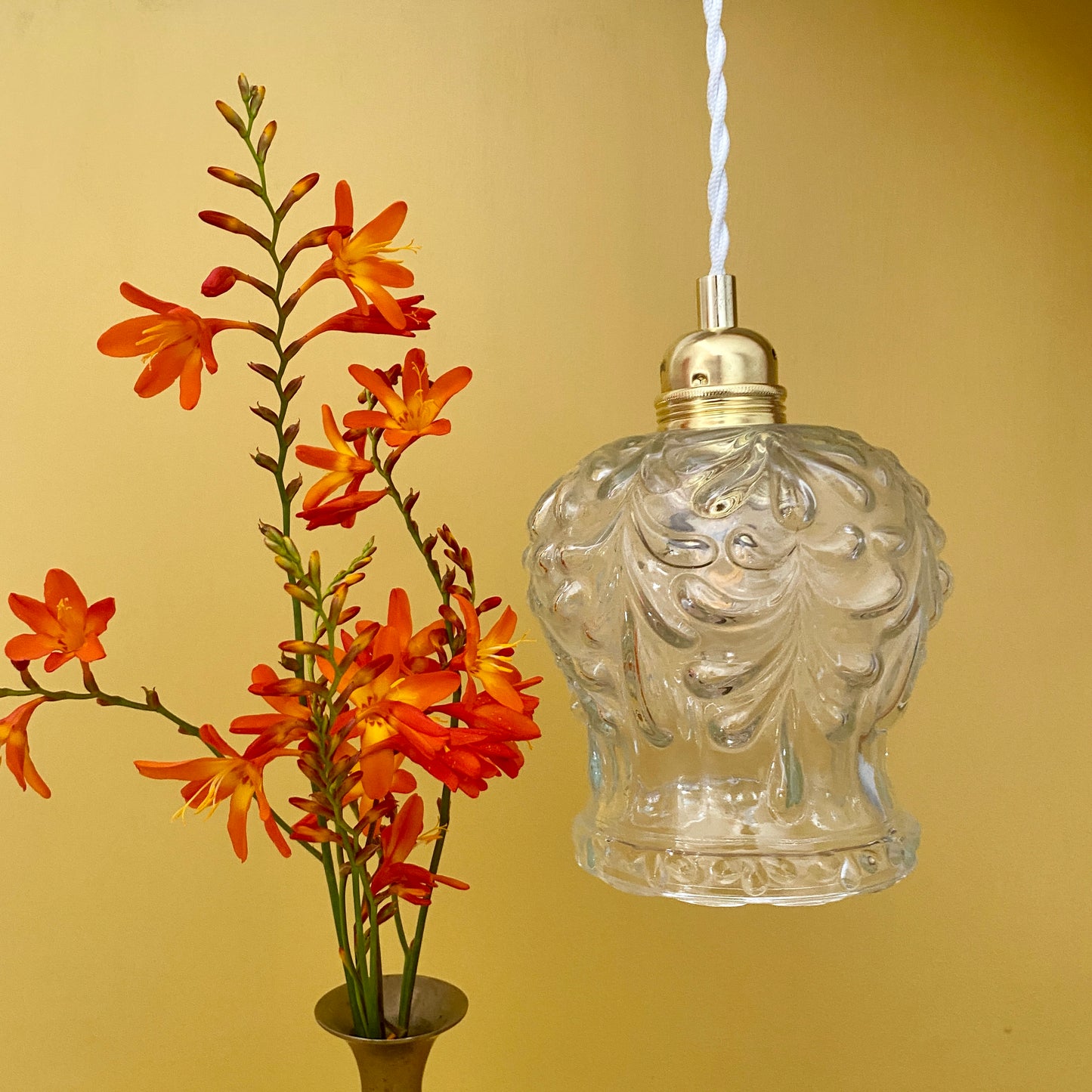 Suspension globe vintage en verre moulé