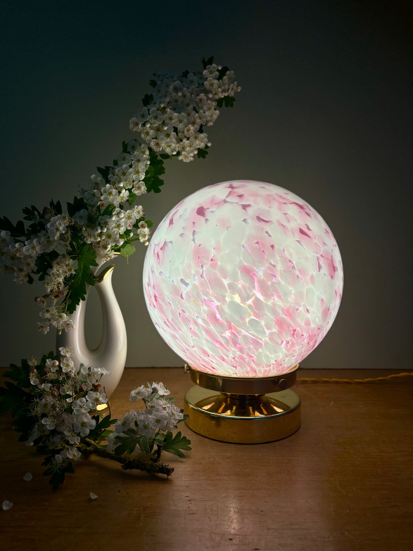 Lampe à poser globe vintage en verre rose et blanc