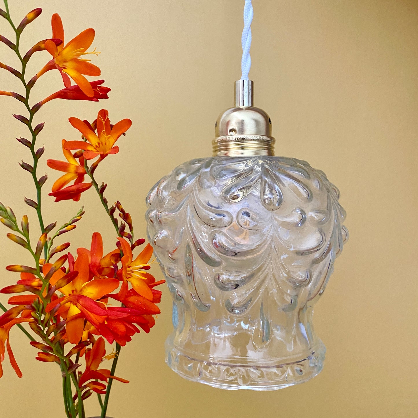 Suspension globe vintage en verre moulé