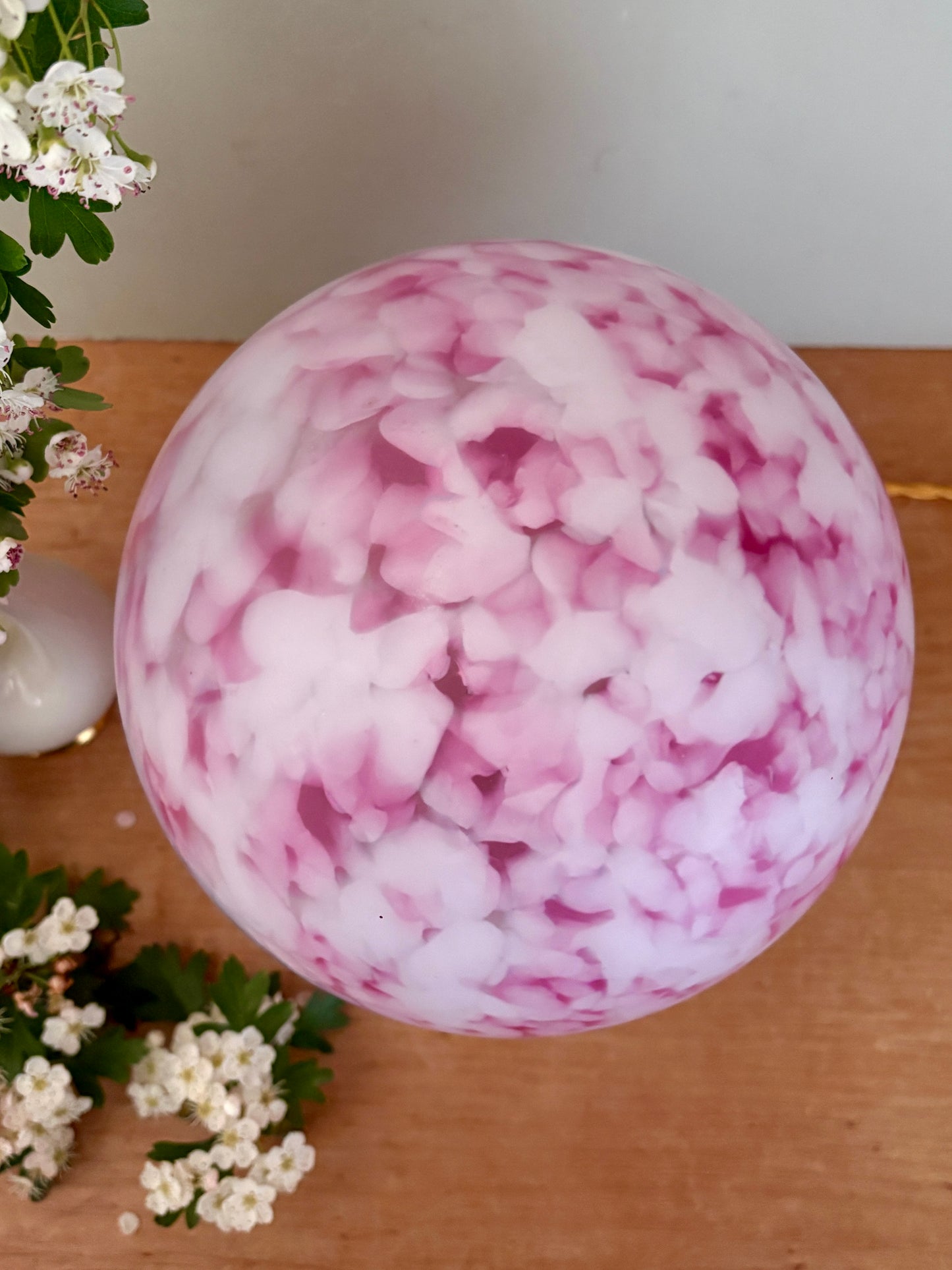 Lampe à poser globe vintage en verre rose et blanc